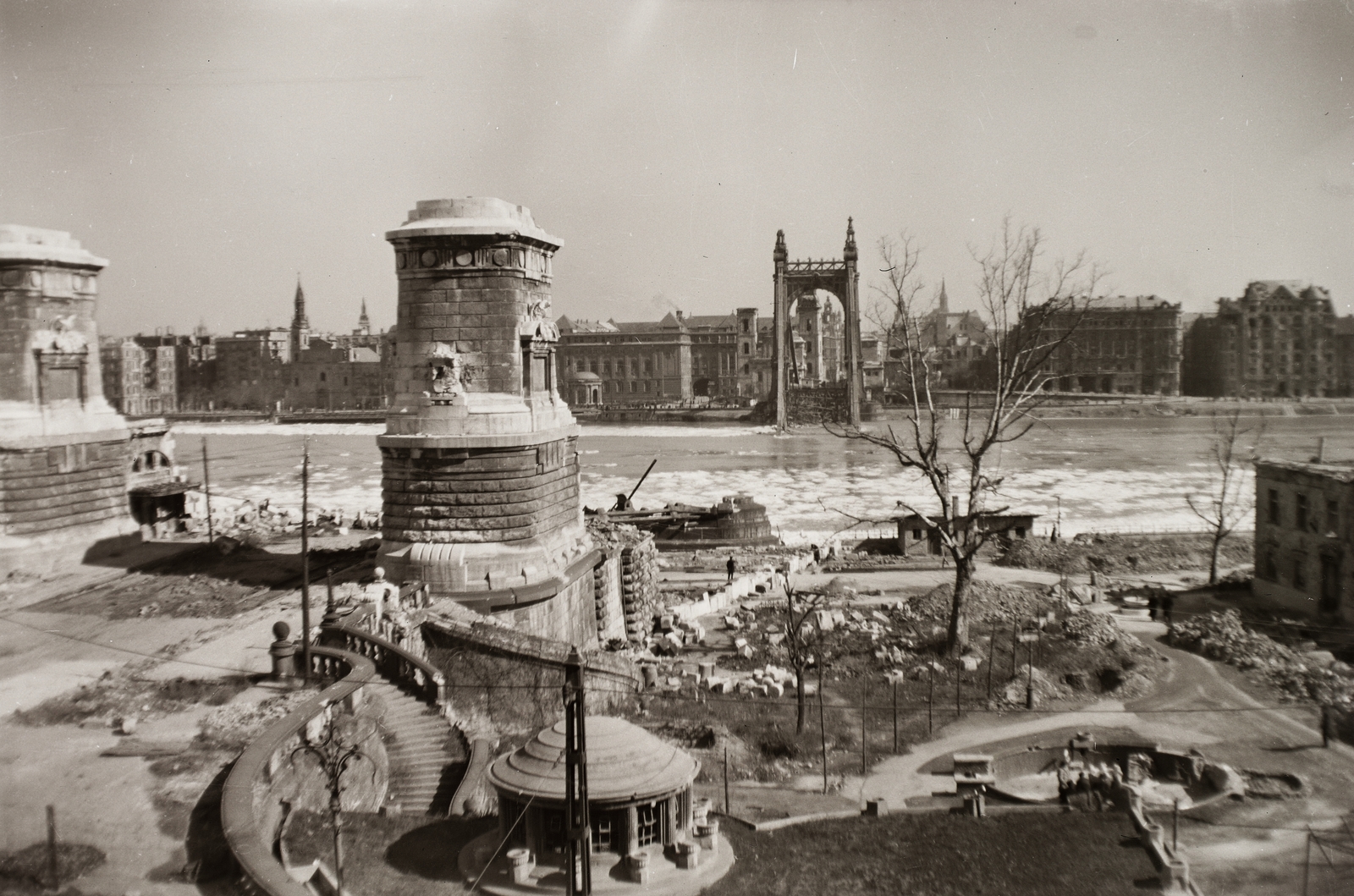 Magyarország, Budapest, a lerombolt Erzsébet híd budai hídfője., 1947, Fortepan/Album002, tél, háborús kár, folyó, hídpillér, hídroncs, rom, Duna, eklektikus építészet, függőhíd, Duna-híd, Kherndl Antal-terv, Czekelius Aurél-terv, Fortepan #22228