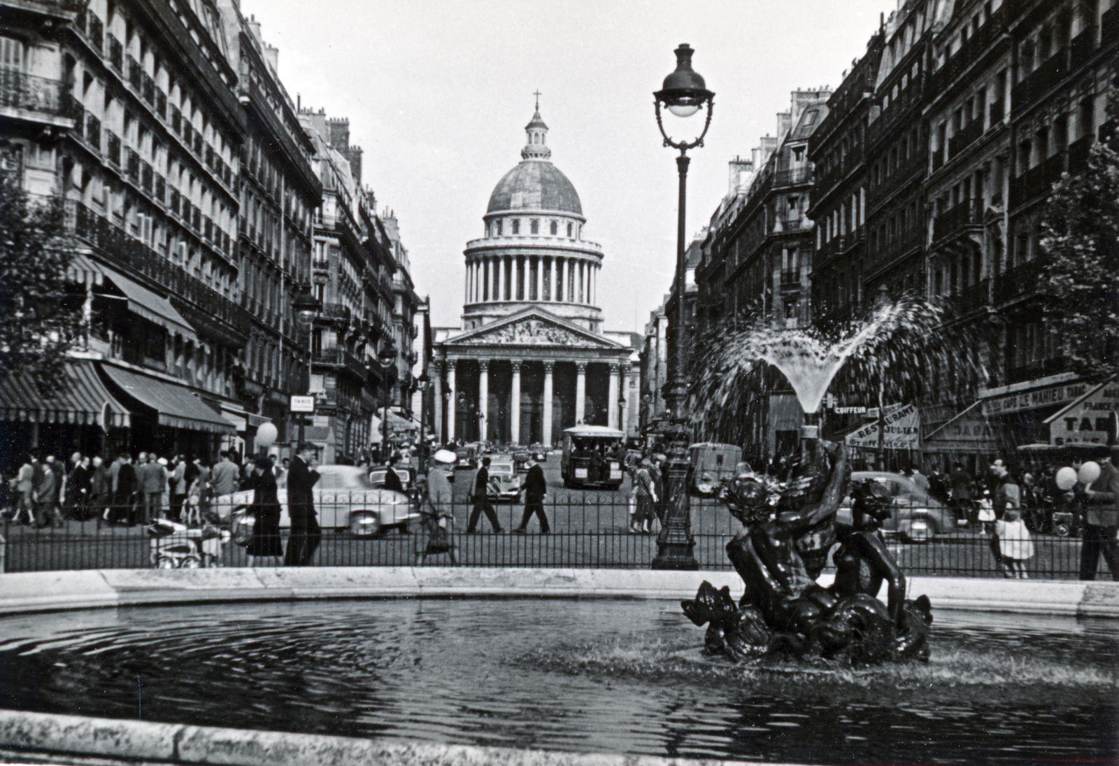 France, Paris, Place Edmond Rostand, szemben a Rue Soufflot és a Pantheon., 1959, Pozsgay Eszter, street view, sculpture, gas lamp, fountain, Fortepan #222292