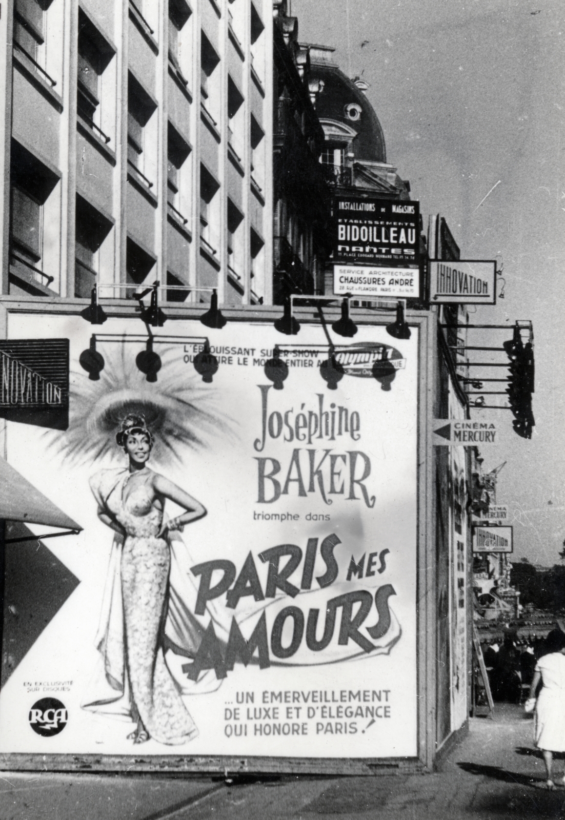 Franciaország, Párizs, Joséphine Baker előadását hirdető plakát az Avenue de Champs-Elysées - Rue de Berri sarkánál., 1959, Pozsgay Eszter, reklám, filmplakát, plakát, Fortepan #222294