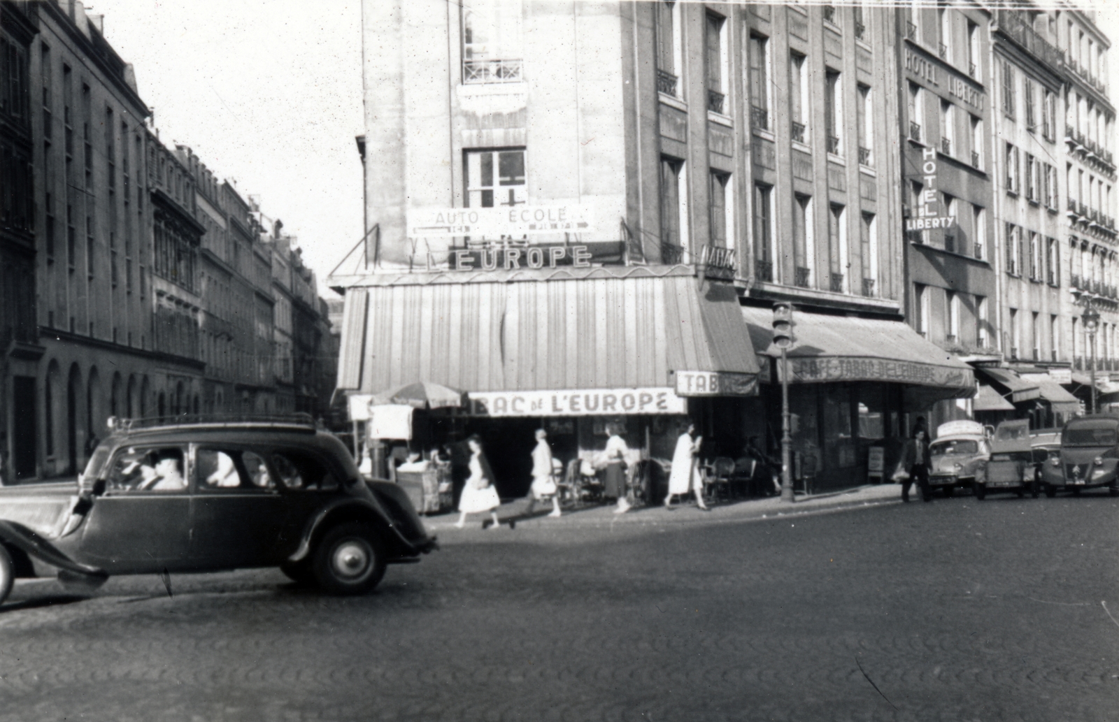 France, Paris, Rue d'Amsterdam, szemben balra a Rue d'Athènes, jobbra a Rue de Londres., 1959, Pozsgay Eszter, store display, shader, Fortepan #222297