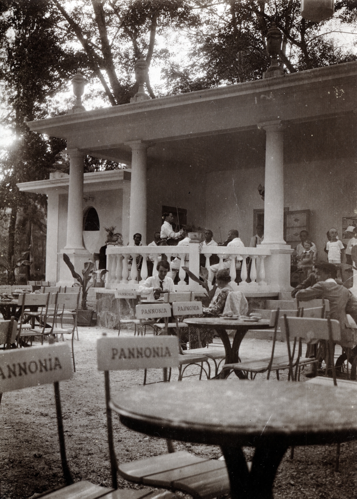 Hungary, Balatonalmádi, Pannónia étterem (később Liget kávéház) a Séta utcában, a hajóállomás melletti Öregparkban., 1928, Székely Pál, Best of, Fortepan #222341