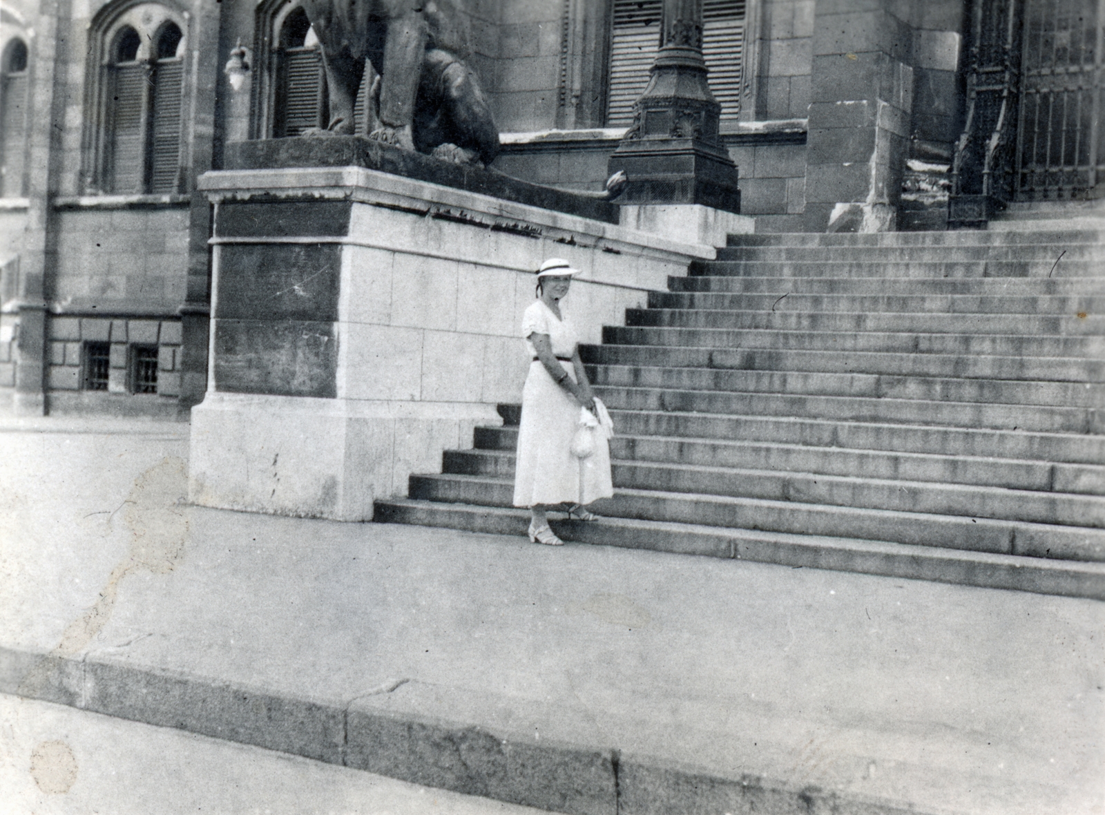 Hungary, Budapest V., Kossuth Lajos tér, oroszlán szobor a Parlament lépcsőjénél., 1927, Székely Pál, Budapest, Fortepan #222349