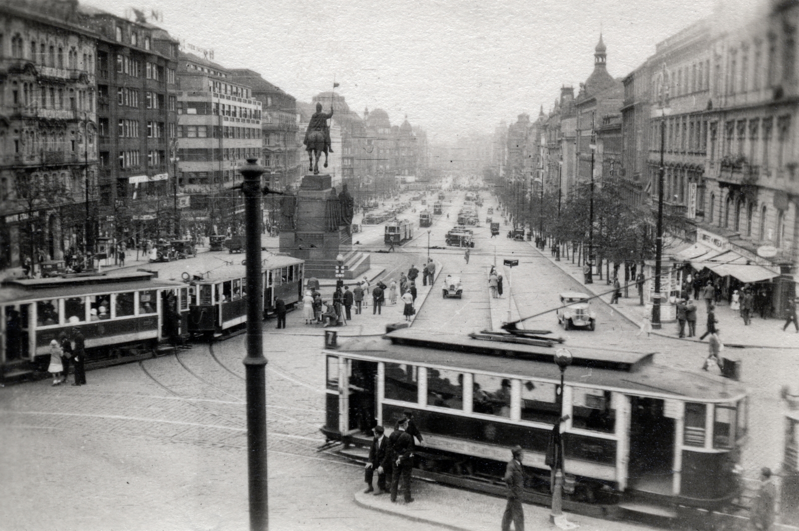 Csehország, Prága, a Vencel tér (Václavské námestí) a Nemzeti Múzeum felől nézve, középen a Szt. Vencel szobor., 1927, Székely Pál, villamos, Csehszlovákia, Fortepan #222350