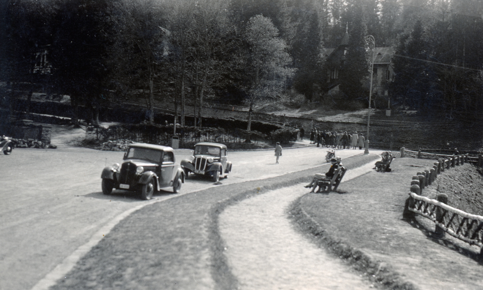 Slovakia, Košice, a felvétel a Hotel Bankó előtti pihenőhelyen készült., 1939, Székely Pál, rest area, automobile, Fortepan #222352