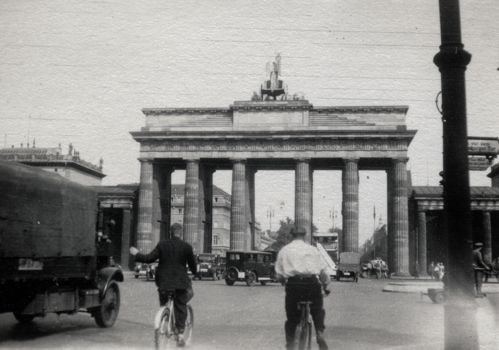 Németország, Berlin, Platz des 18. März (Platz vor dem Brandenburger Tor), szemben a Brandenburgi kapu., 1930, Székely Pál, teherautó, forgalom, kerékpár, Fortepan #222367