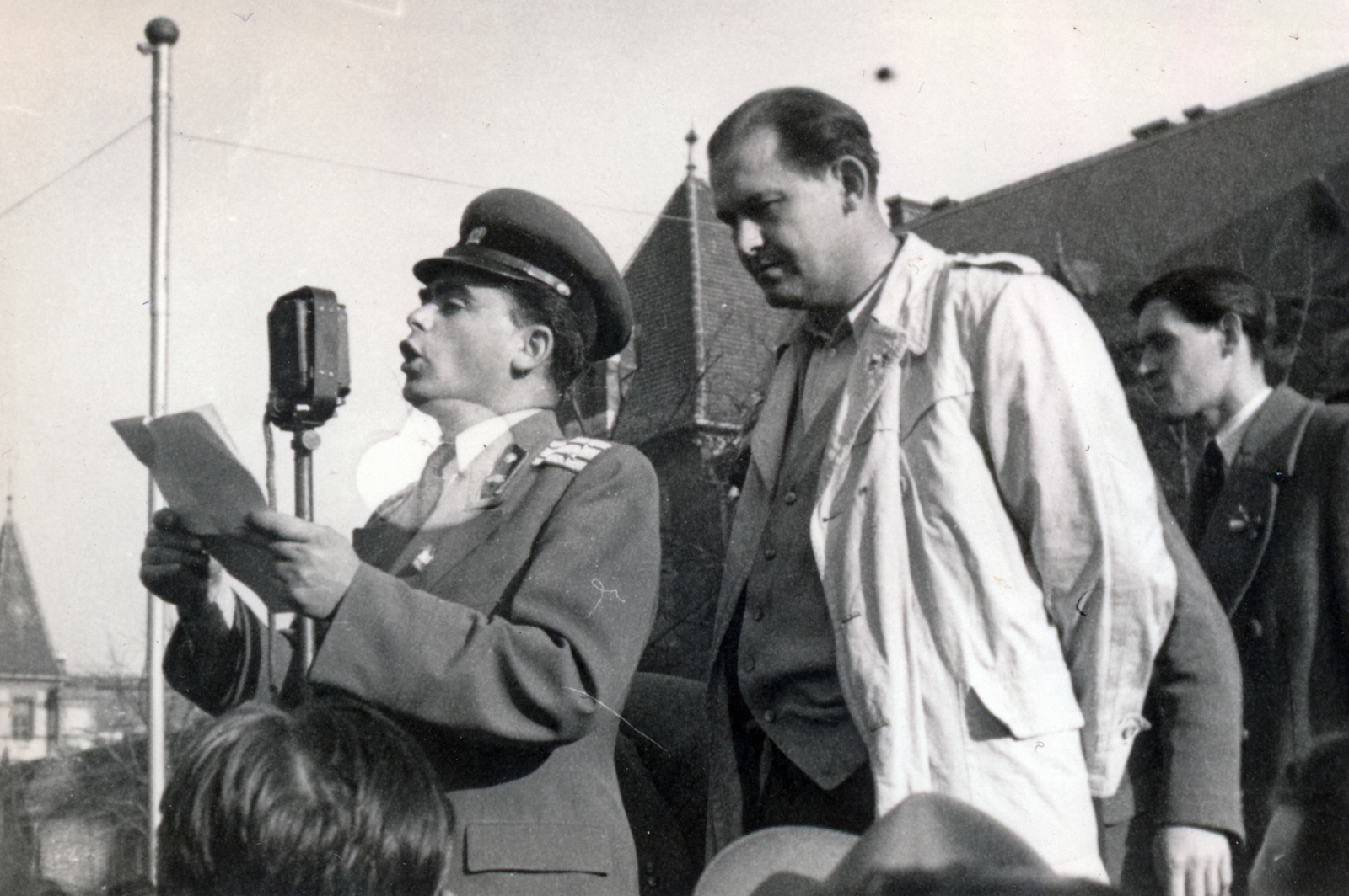 Hungary, Budapest XI., Budapesti Műszaki Egyetem (később Budapesti Műszaki és Gazdaságtudományi Egyetem) udvara. A felvétel 1956. október 23-án 14-15 óra között készült. Marián István ezredes a tüntetés egyik szervezője beszél az összegyűlt egyetemistákhoz., 1956, Horváth János és családja, Budapest, revolution, soldier, microphone, officer, Fortepan #222370