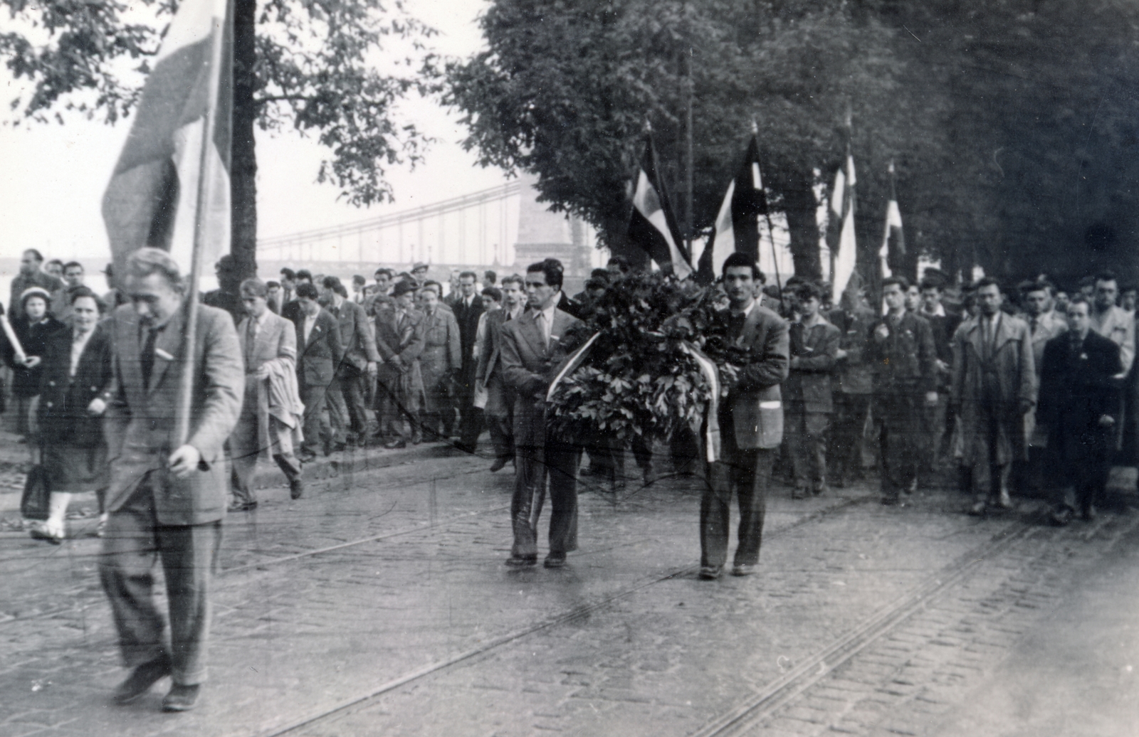 Hungary, Budapest II., Bem rakpart, Műegyetemisták vonulnak a Bem József tér felé 1956. október 23-án, háttérben a Széchenyi Lánchíd., 1956, Horváth János és családja, Budapest, youth, Fortepan #222378