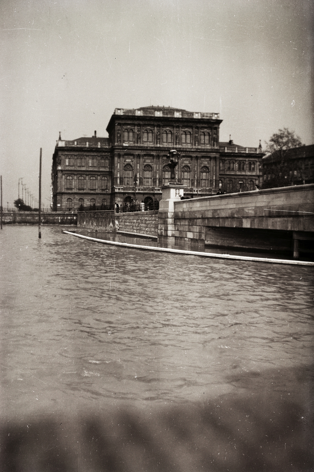 Hungary, Budapest V., Széchenyi Lánchíd pesti hídfője, háttérben a Magyar Tudományos Akadémia székháza., 1940, Fortepan/Album002, flood, Renaissance Revival, Danube, Hungarian Academy of Sciences, Budapest, Friedrich August Stüler-design, Fortepan #22239