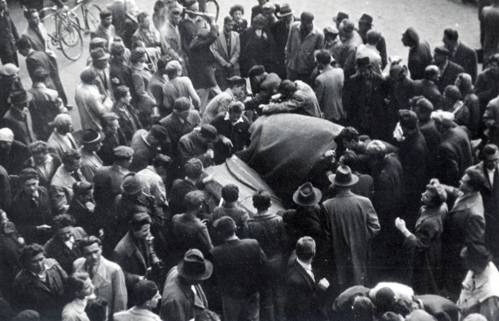 1956, Horváth János és családja, forradalom, csoportosulás, jelképrombolás, Fortepan #222398