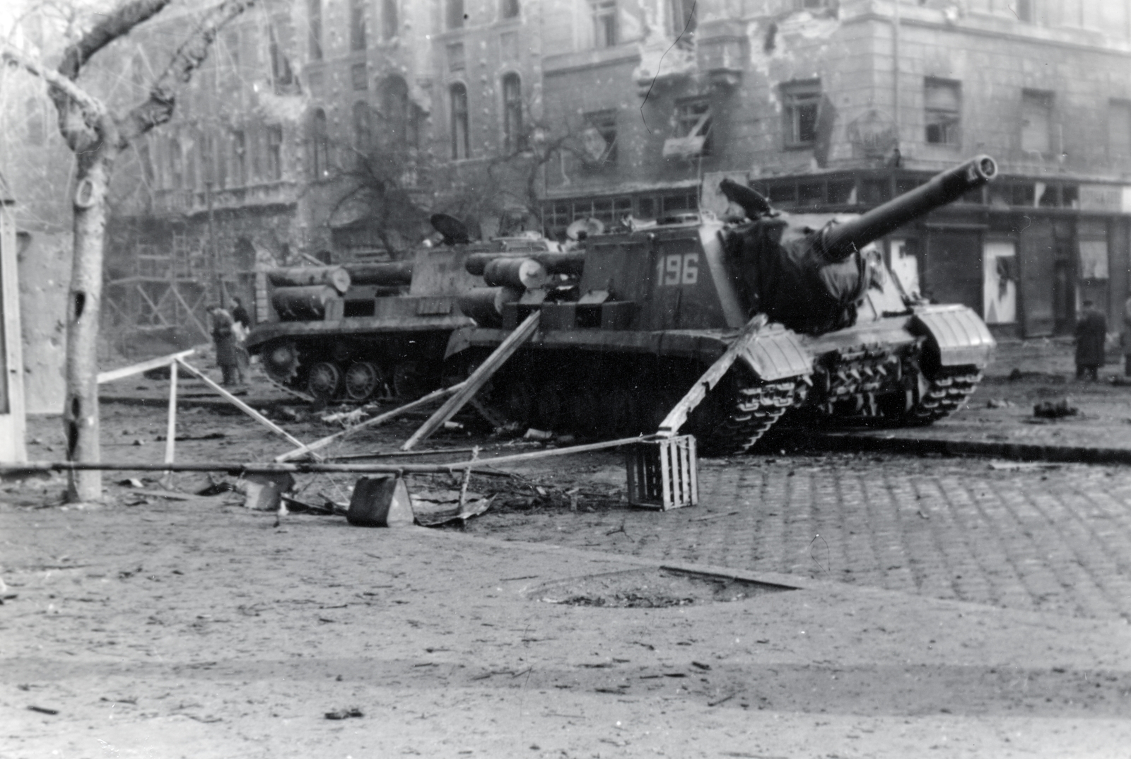 Hungary, Budapest VIII., a József körút a Corvin (Kisfaludy) köznél. Harcképtelenné tett ISZU-152-es szovjet rohamlövegek., 1956, Horváth János és családja, Budapest, tank, revolution, Fortepan #222410