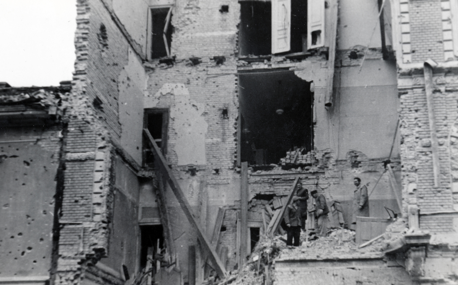 Hungary, Budapest VIII., a forradalom alatti harcokban súlyos sérülést szenvedett Üllői út 52/b számú ház., 1956, Horváth János és családja, Budapest, damaged building, bullet hole, Fortepan #222442