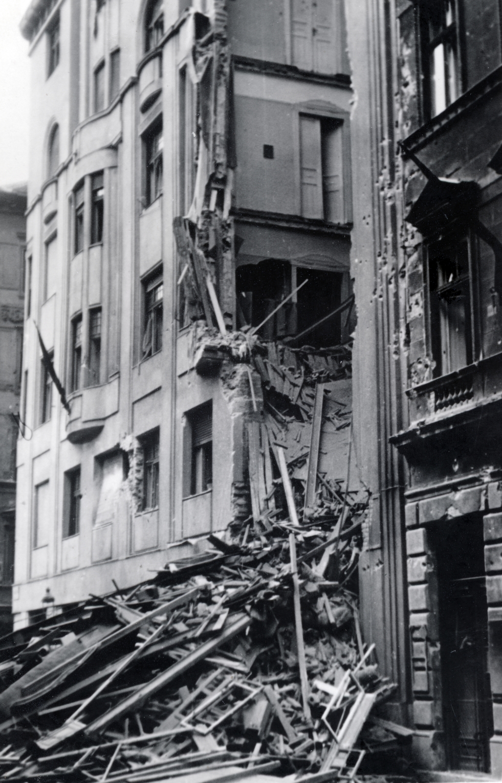 Hungary, Budapest VIII., Baross utca, a romos 46. számú ház., 1956, Horváth János és családja, Budapest, damaged building, Fortepan #222448