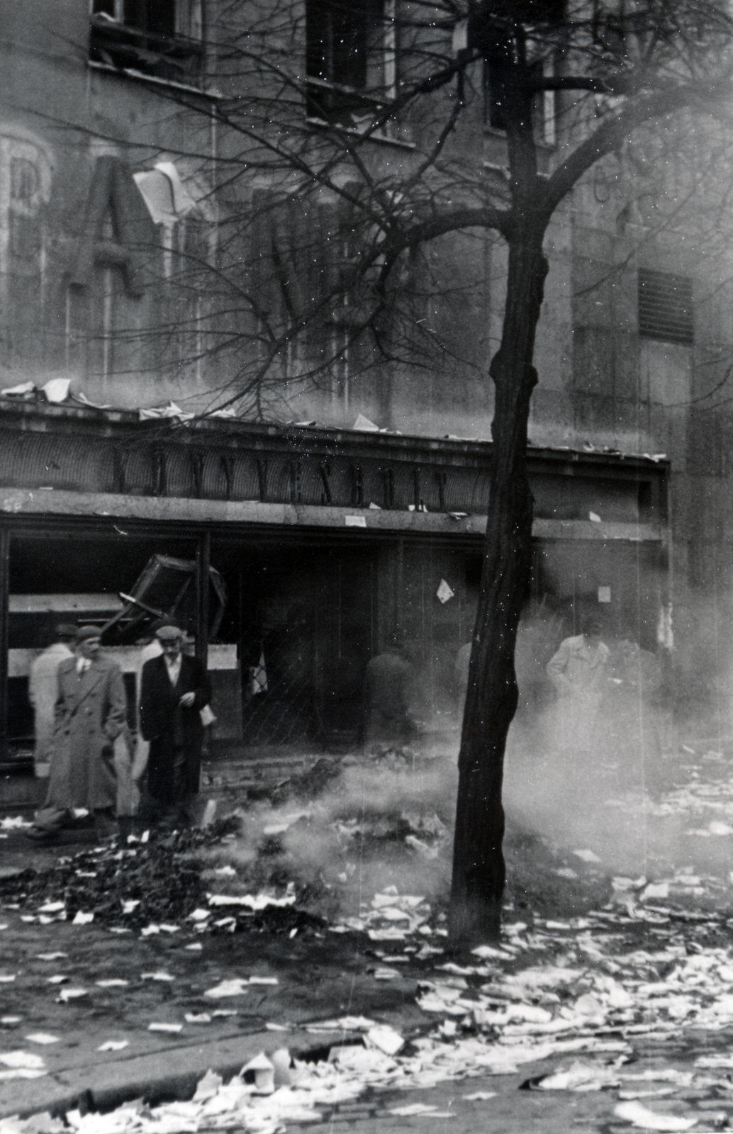 Magyarország, Budapest VIII., József körút, könyvégetés a Szabad Nép könyvesboltja előtt., 1956, Horváth János és családja, Budapest, füst, papír, Fortepan #222449