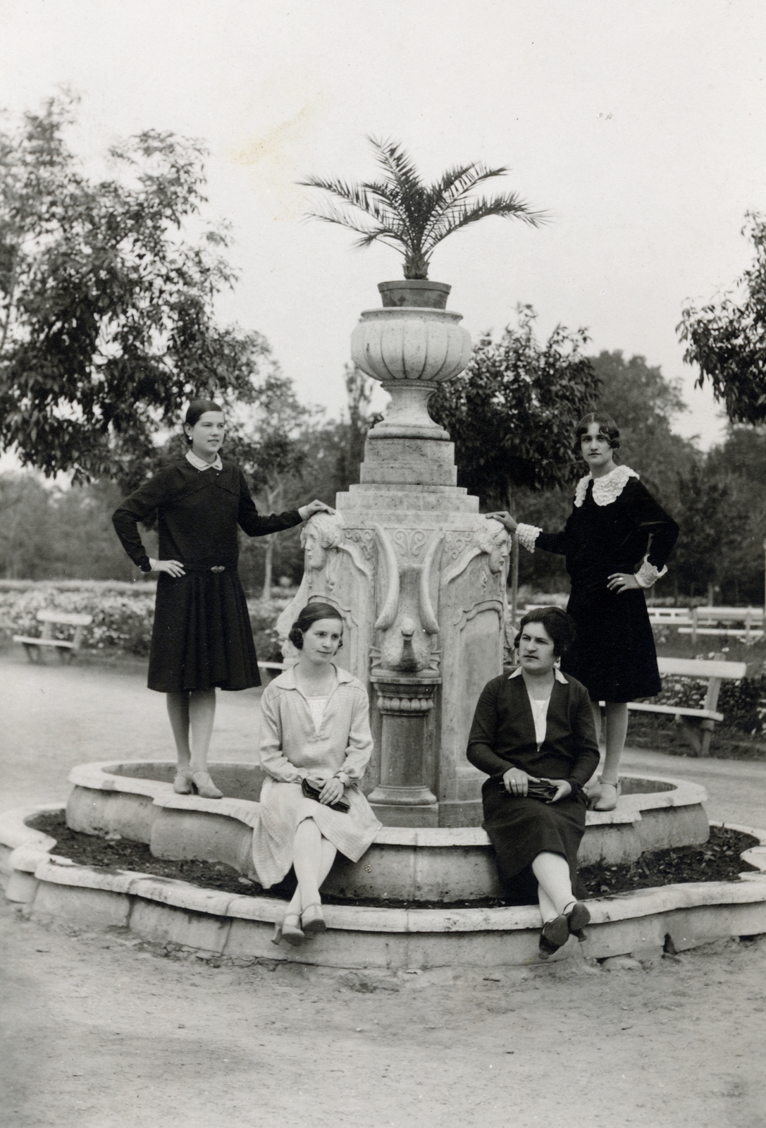 Serbia, Palić, a felvétel a Palicsi-tó partján készült. A Vígadó előtti díszkút Jakab Dezső és Komor Marcell alkotása (1912)., 1927, Milkó, palm tree, well, Secession, Fortepan #222496