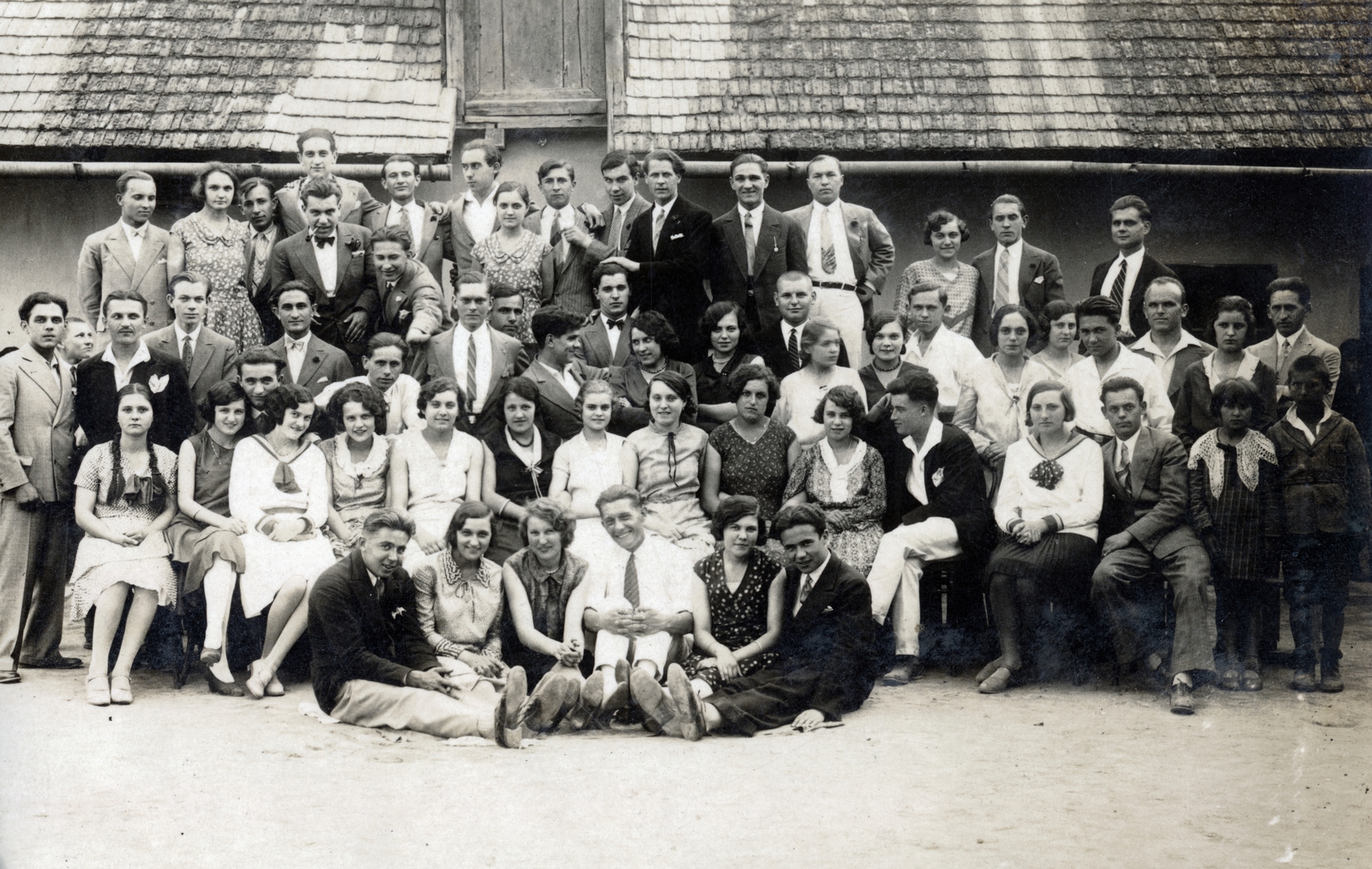 Szerbia, Szabadka, 1930, Milkó, nyújtott láb, földön ülés, csoportkép, Fortepan #222501