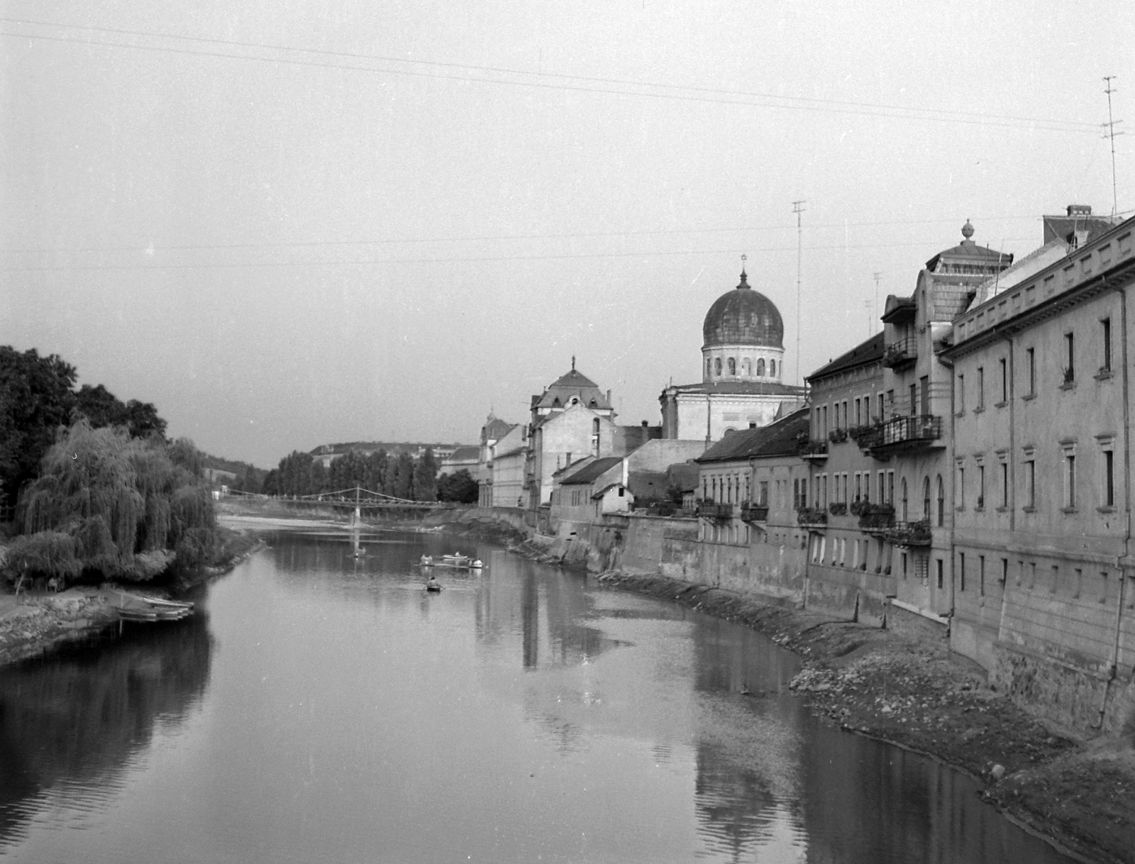 Romania,Transylvania, Oradea, a Sebes-Körös a Szent László hídtól a Garasos híd felé nézve, jobbra a neológ zsinagóga kupolája., 1961, Pálfi Balázs, bridge, river, Fortepan #22253