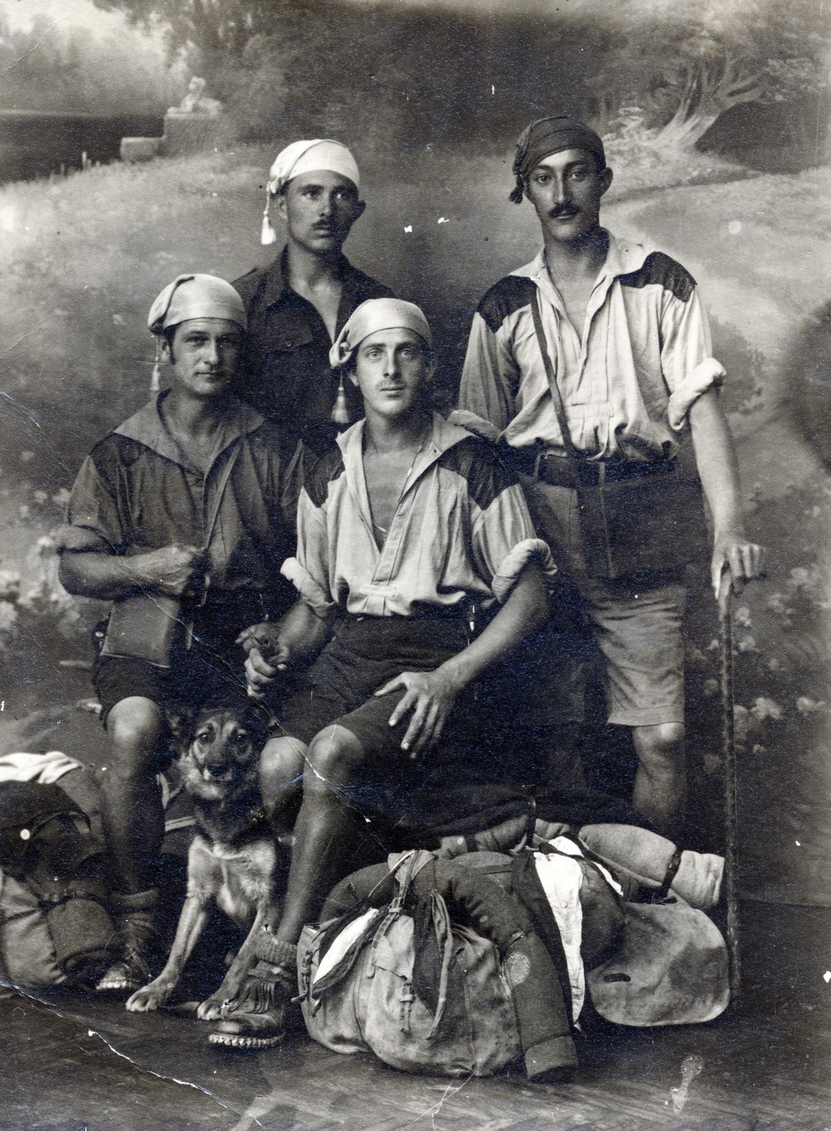 1929, Milkó, festett háttér, kutya, hátizsák, turista, Fortepan #222532