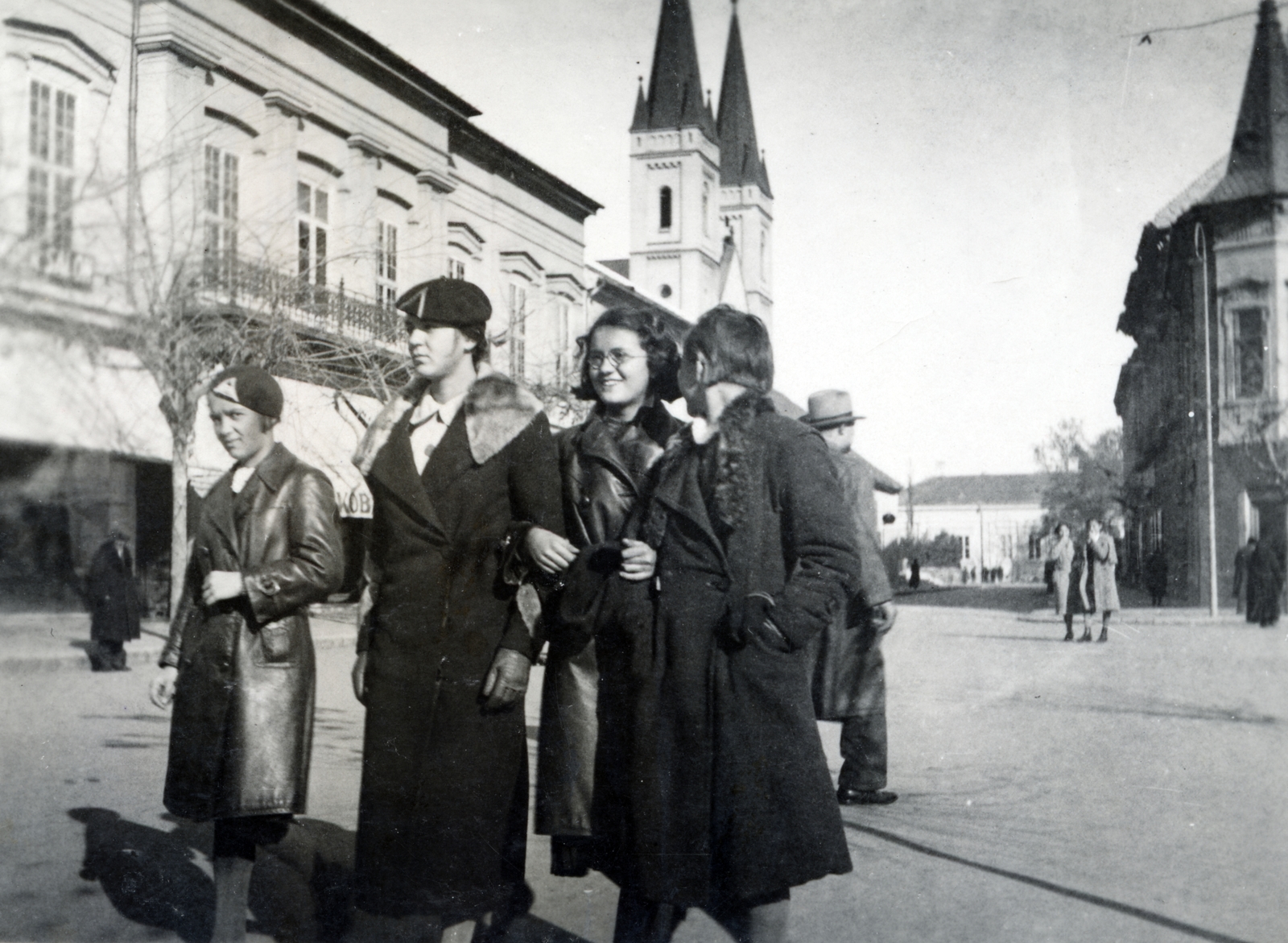 Serbia, Subotica, Szabadság tér (Trg Slobode), háttérben középen a Barátok temploma (ferences templom) tornyai., 1936, Milkó, Fortepan #222541