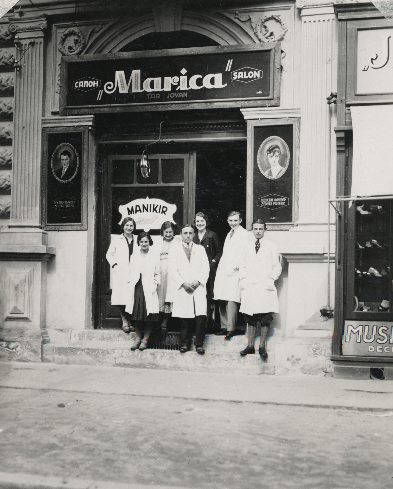 Szerbia, Szabadka, Dimitrija Tucovića utca 8., Tar Jován (János) fodrászata., 1931, Milkó, fodrászat, bolt, bélletes kapuzat, üzletportál, manikűr, fodrász, Fortepan #222547