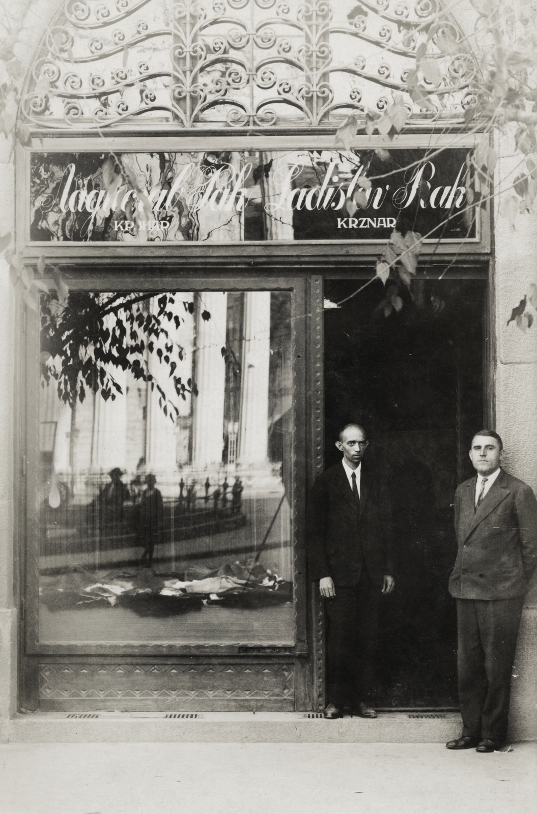 Serbia, Subotica, Szabadság tér (Trg Slobode), Bak László szűcsmester üzlete. A kirakatüvegen a Népszínház (volt Városi Színház) épülete tükröződik., 1920, Milkó, Show window, store display, standing in door, Fortepan #222553