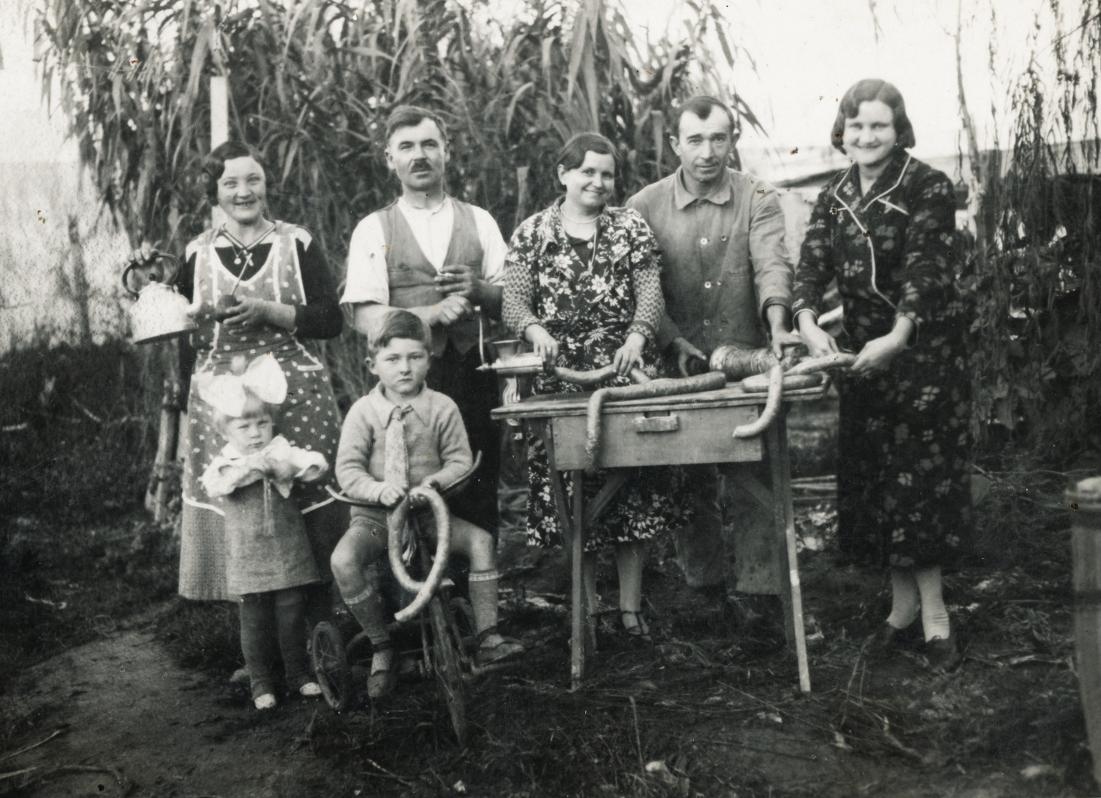 1938, Milkó, kids, family, kids' tricycles, negligee, apron, sausage filler, Fortepan #222565