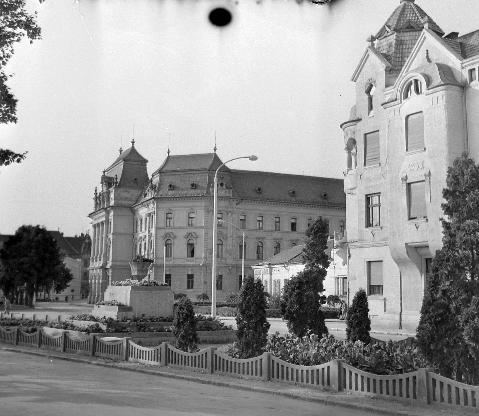 Romania,Transylvania, Oradea, a Parcul Traian északi oldalán háttérben az Igazságügyi Palota., 1961, Pálfi Balázs, street view, public building, Fortepan #22257