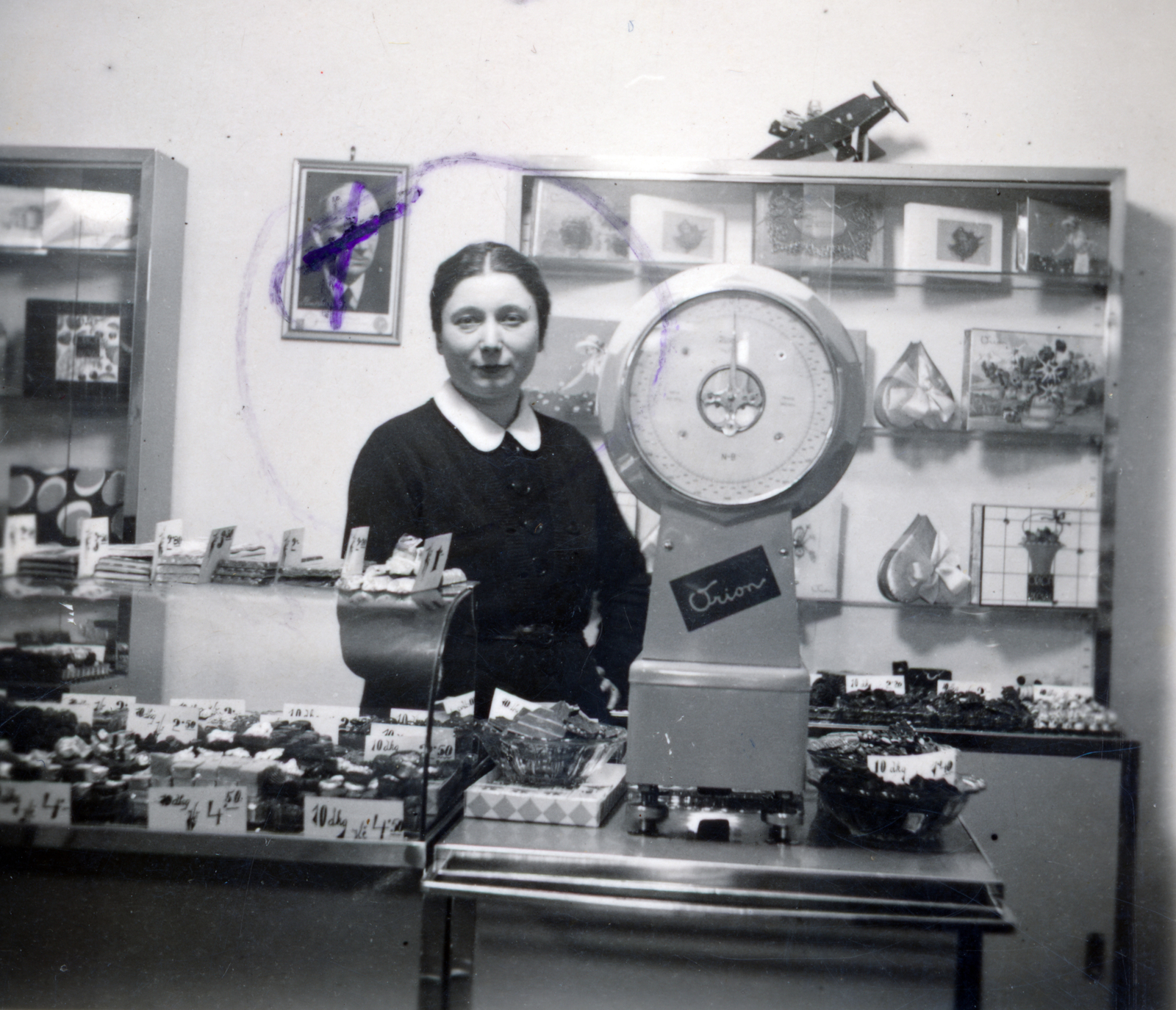 1937, Sík Endre, scale, shop interior, model plane, candy store, Orion-brand, damaged photo, fatness, Fortepan #222623