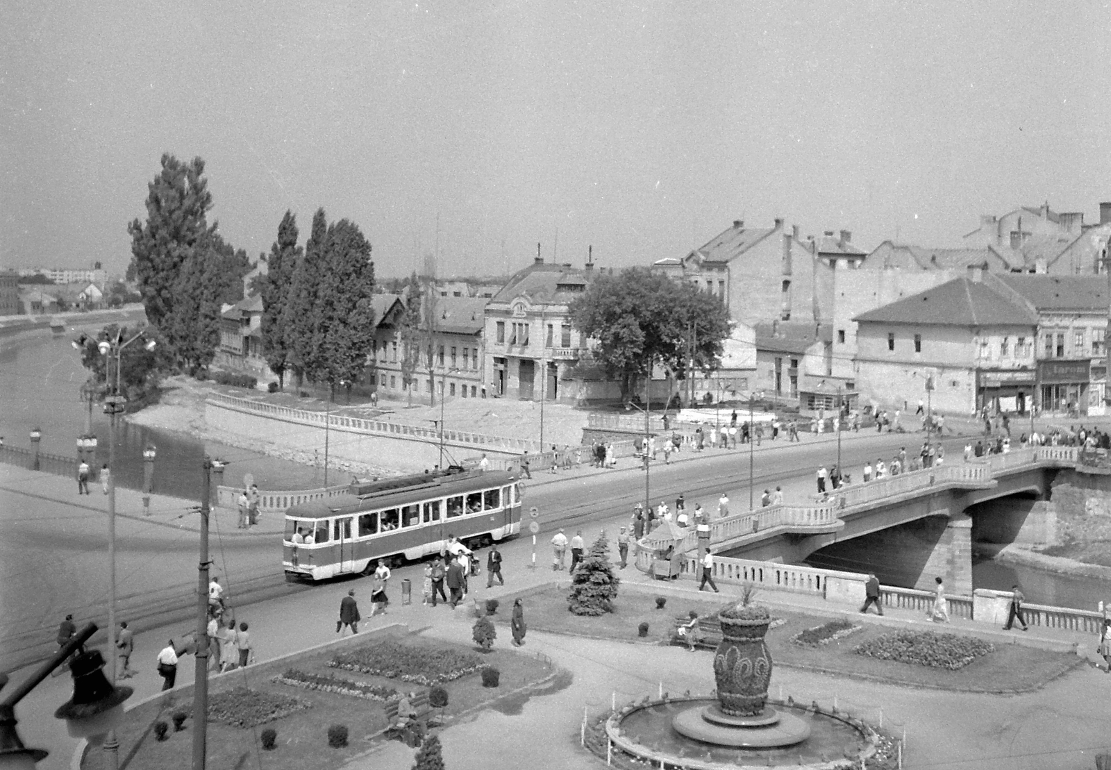 Romania,Transylvania, Oradea, Szent László híd., 1961, Pálfi Balázs, bridge, river, tram, Fortepan #22263