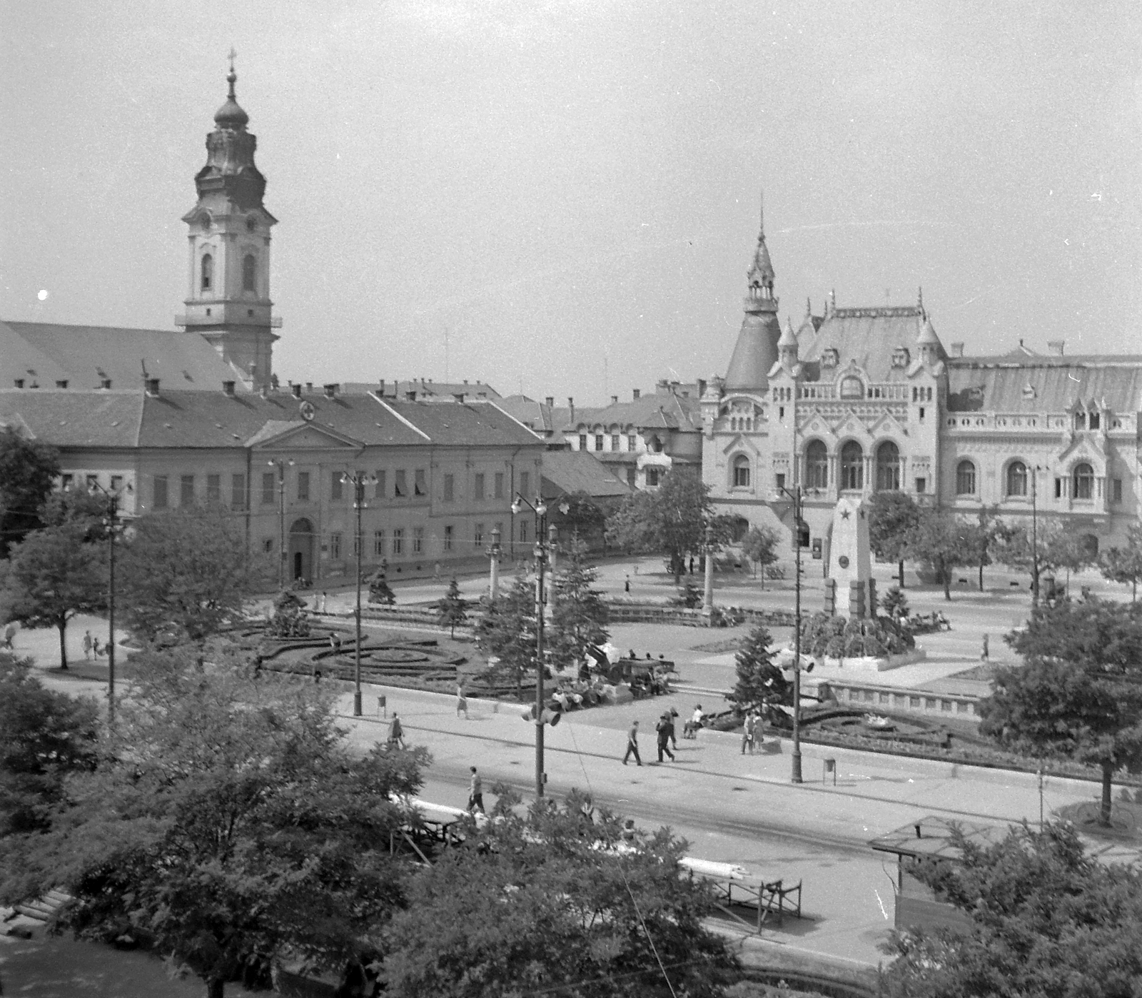 Romania,Transylvania, Oradea, Szent László tér (Piata Unirii). Balra a görögkatolikus székesegyház, jobbra a görögkatolikus püspöki palota., 1961, Pálfi Balázs, Soviet memorial, pediment, Greek Catholic, Fortepan #22264