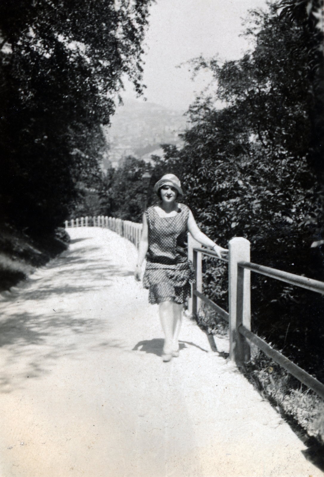 Magyarország, Gellérthegy, Budapest I., 1924, Sík Endre, Budapest, korlát, nyári ruha, Fortepan #222648