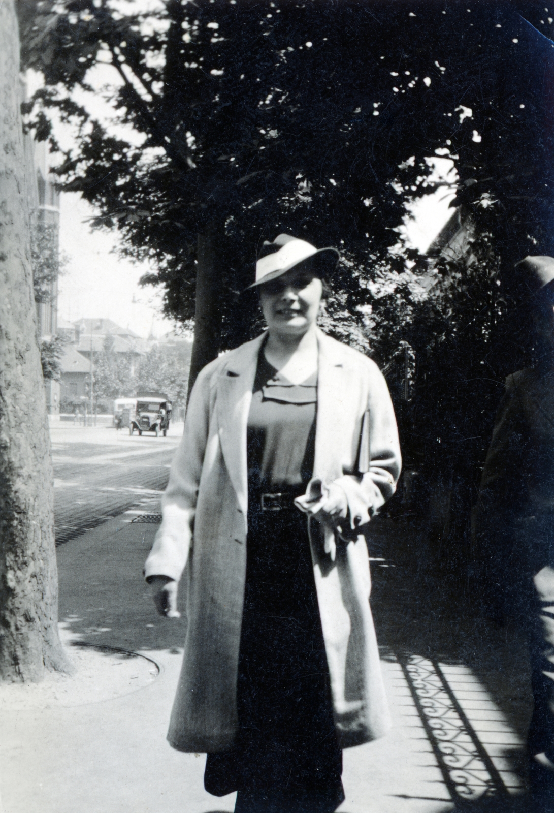 Hungary, Budapest XIV., Thököly út, háttérben balra, nagyrészt takarva a Rózsafüzér Királynéja-templom., 1937, Sík Endre, Budapest, Fortepan #222655