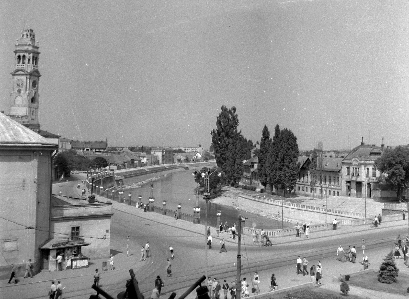 Romania,Transylvania, Oradea, rálátás a Sebes-Körösre és a Szent László hídra, balra a Városháza tornya látható., 1961, Pálfi Balázs, church, bridge, river, tower, public building, eclectic architecture, Kálmán Rimanóczy-design, Fortepan #22266