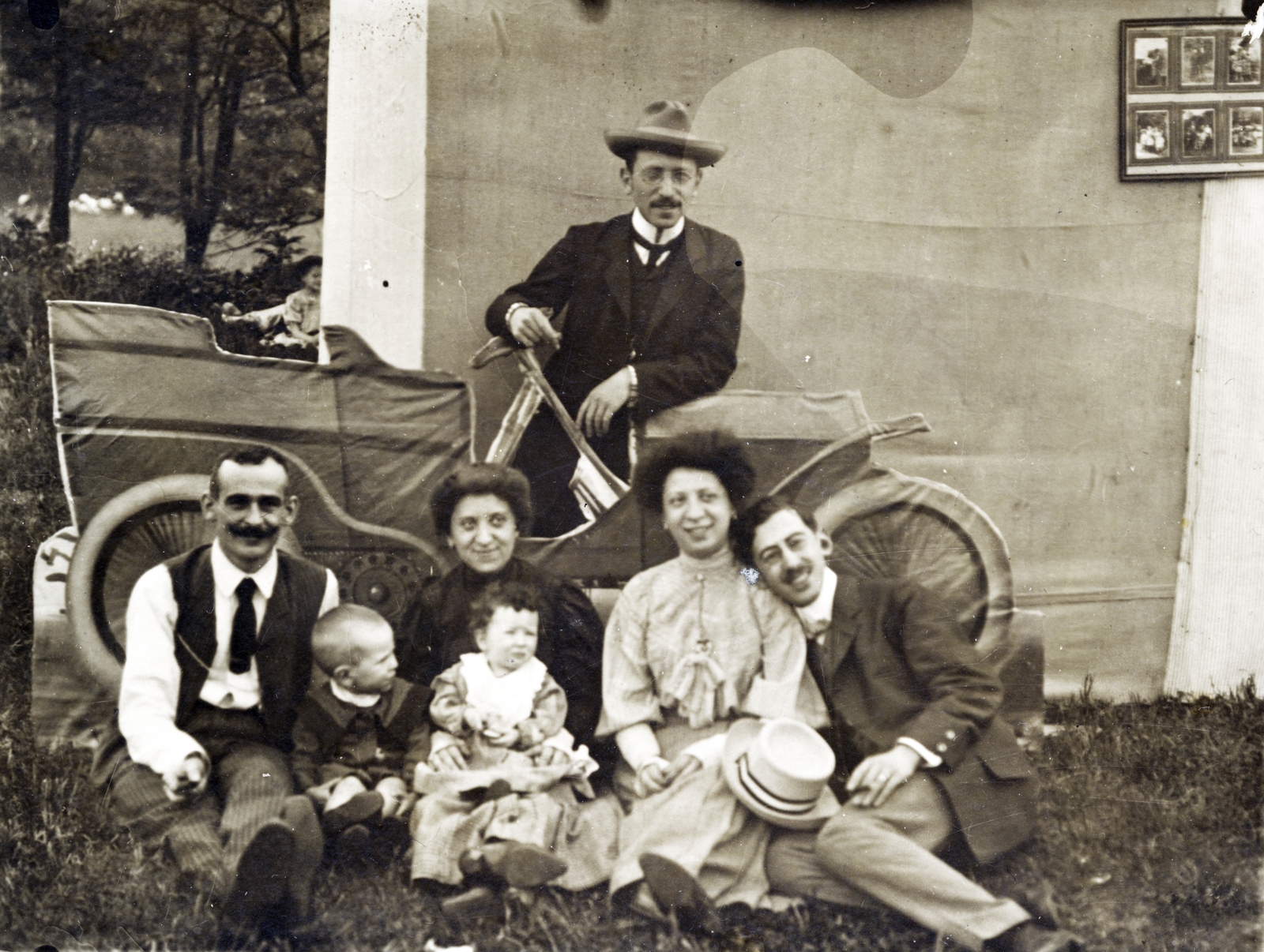 1907, Sík Endre, díszletháttér, festett háttér, földön ülés, család, Fortepan #222668