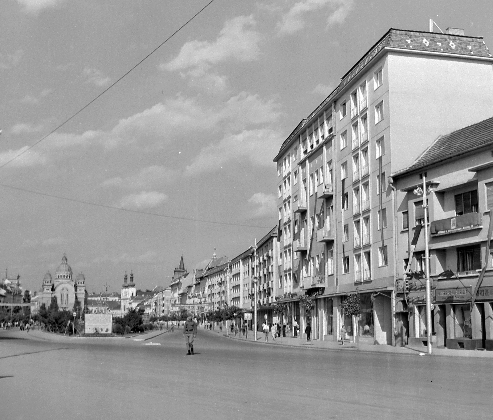 Romania,Transylvania, Târgu Mureș, Rózsák tere (Piata Trandafirilor), távolban az Ortodox Székesegyház és a Keresztelő Szent János-templom., 1961, Pálfi Balázs, Baroque-style, Catholic Church, Eastern Orthodox Church, Cathedral, Jesuits, Romanian Orthodox Church, Victor Vlad-design, Bálint Scherzer-design, Fortepan #22270