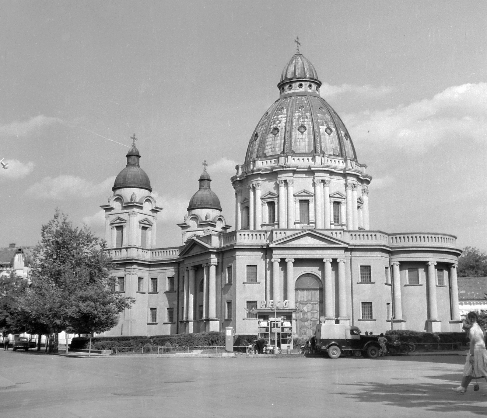 Romania,Transylvania, Târgu Mureș, Gyözelem tér (Piața Victoriei), Angyali üdvözlet ortodox templom (Catedrala Buna Vestire)., 1961, Pálfi Balázs, church, Jeep, Greek Catholic, Fortepan #22271