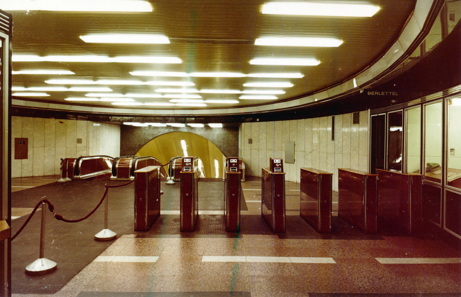 Magyarország, Budapest I., Déli pályaudvar, a metró utascsarnoka a végállomáshoz vezető mozgólépcsővel., 1974, Fortepan/Album058, Budapest, színes, Fortepan #222712