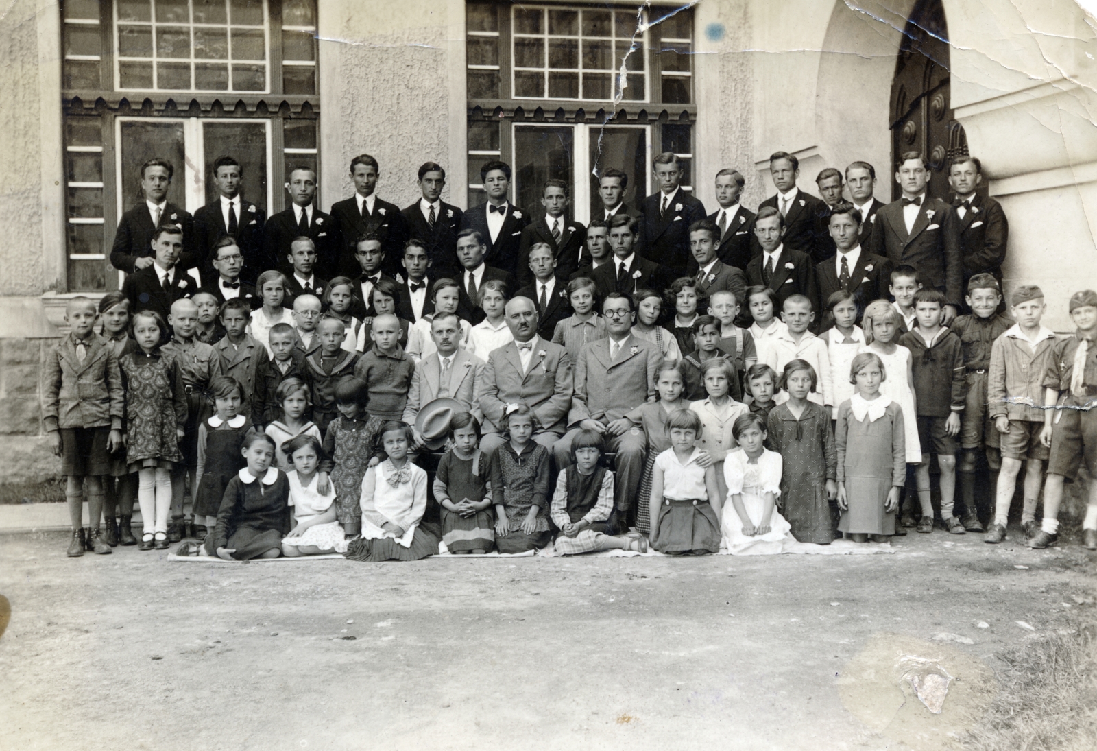 Magyarország, Sárospatak, Eötvös út 7., a csoportkép az Állami Tanítóképezde (később Tokaj-Hegyalja Egyetem) udvarán készült., 1930, Halász Géczi Ágnes, Fortepan #222718