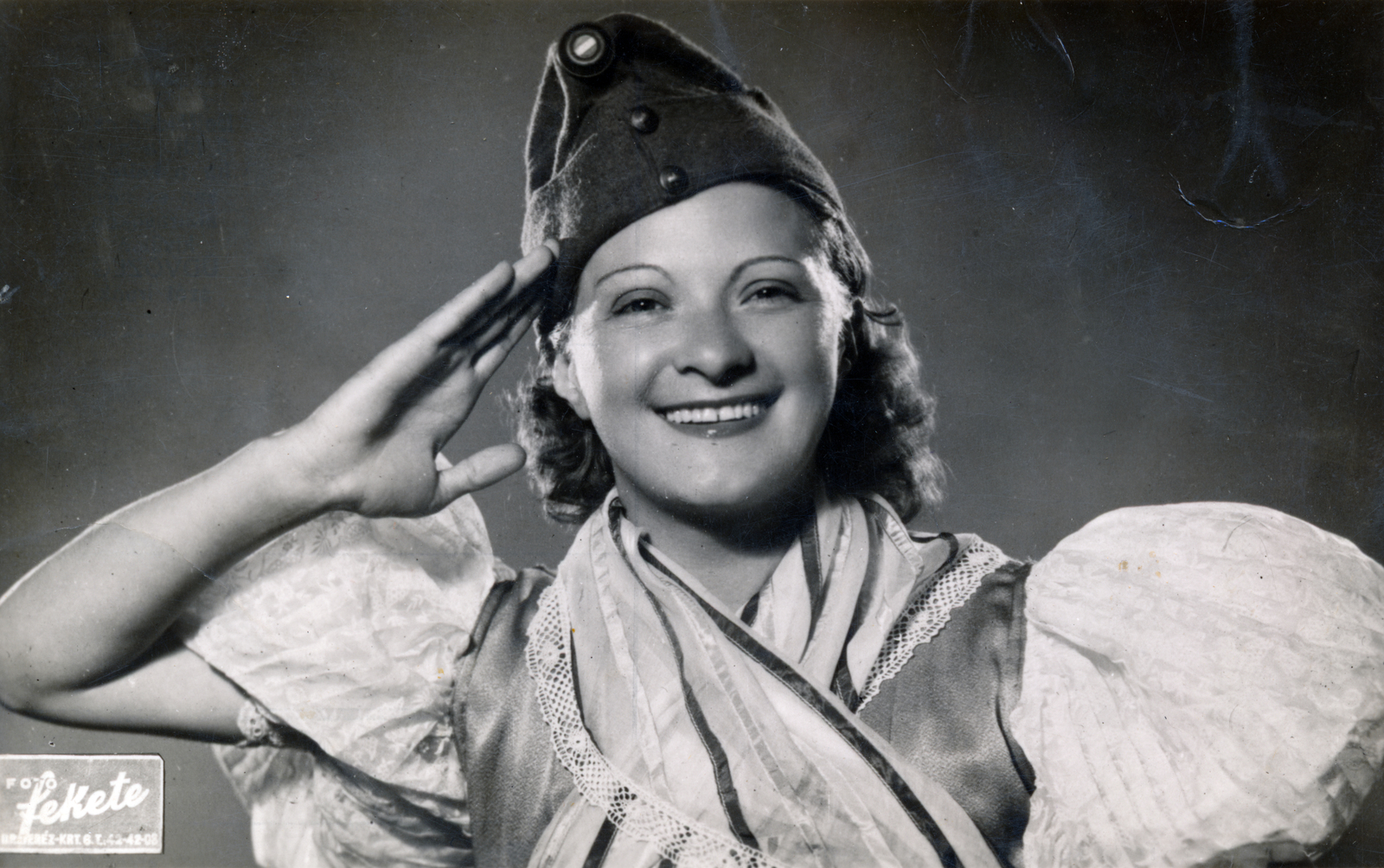 Magyarország, Kiss Manyi: >>Alázatosan jelentem, hogy bevonultam a Tábori Színházhoz…<<, 1942, Halász Géczi Ágnes, híres ember, színész, Bocskai sapka, Fortepan #222720