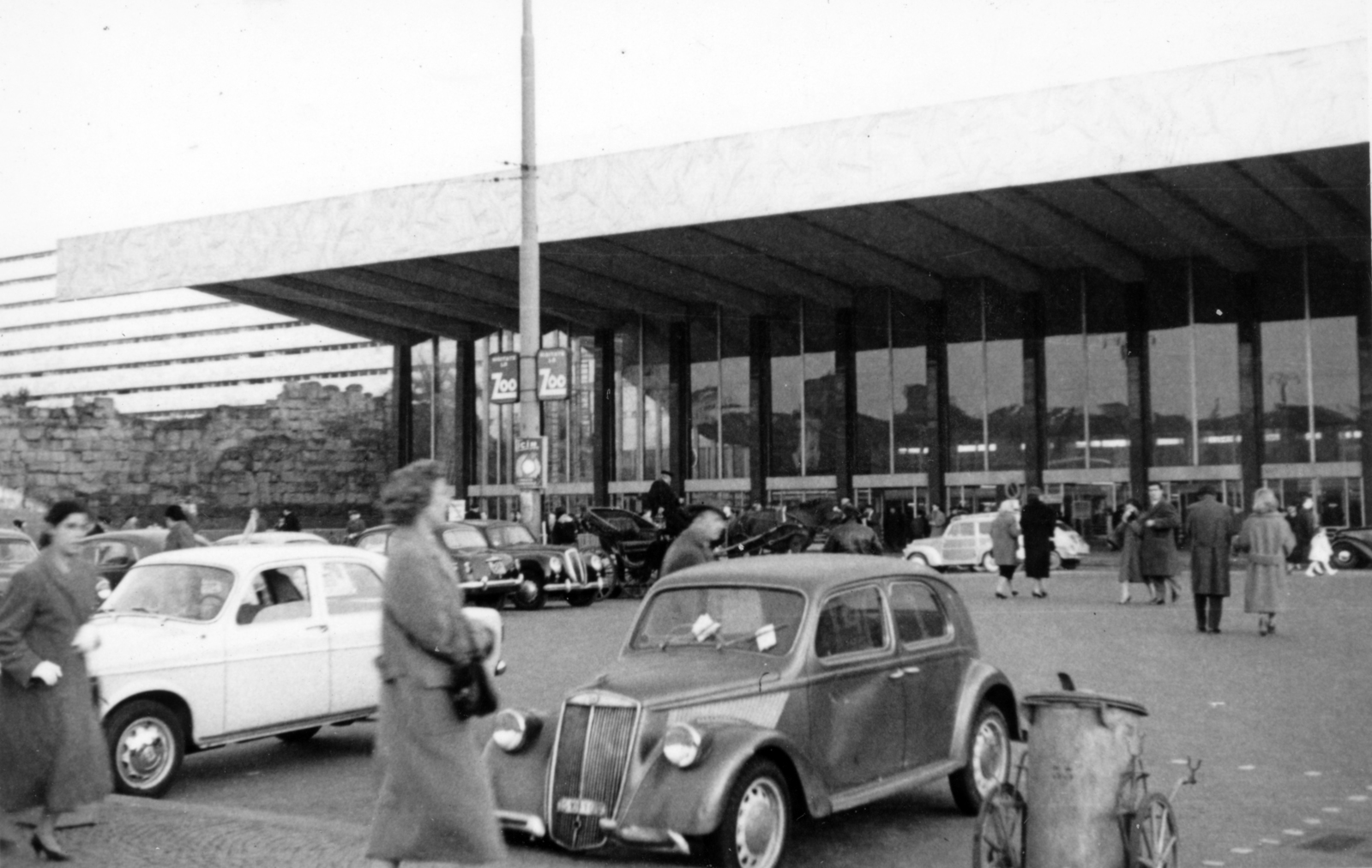 Italy, Rome, Termini pályaudvar., 1957, Fejes Anikó, automobile, dustbin, Fortepan #222732