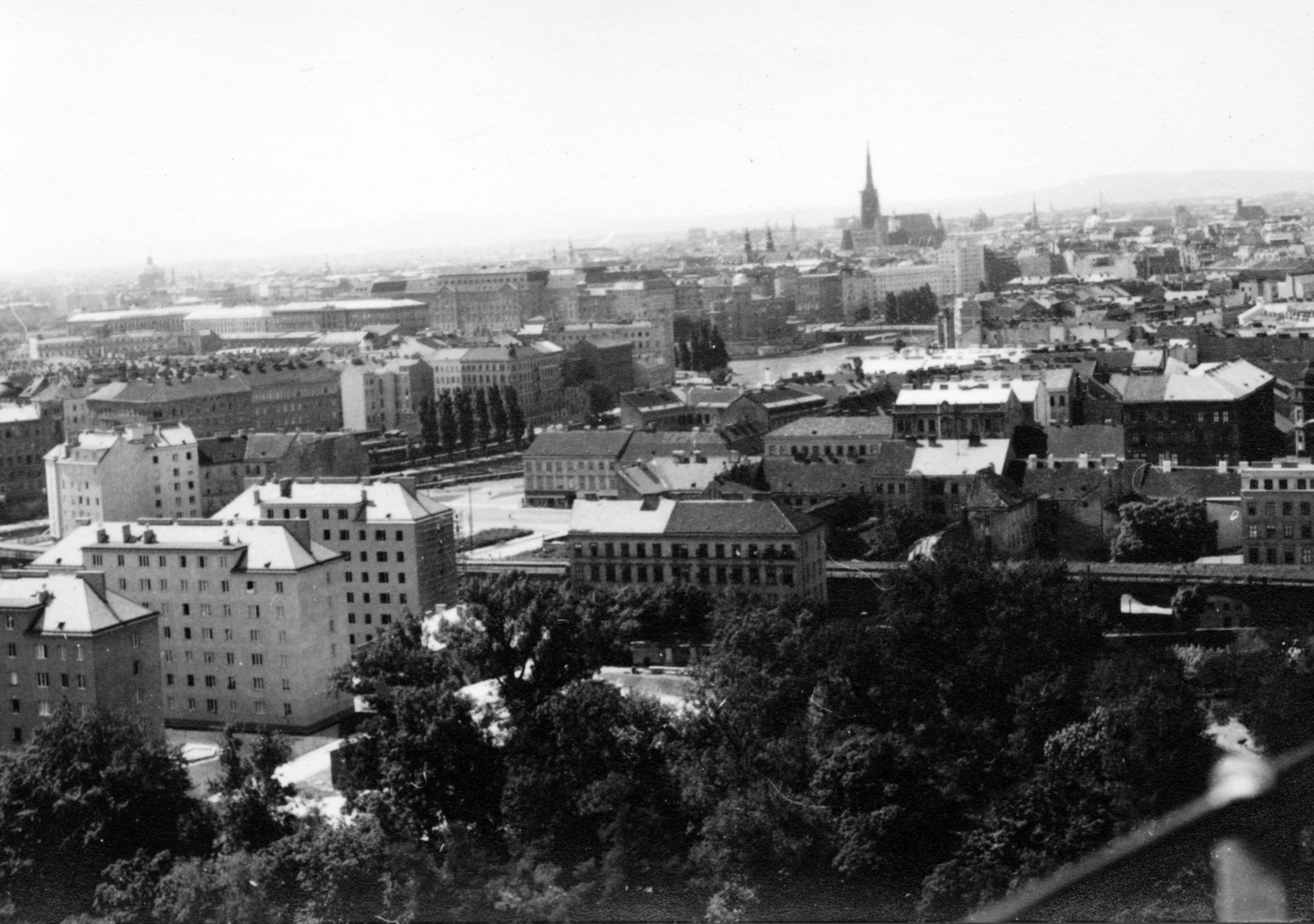 Austria, Vienna, kilátás a Práter óriáskerekéből, elöterében a Vivariumstrasse lakóházai, jobbra a távolban a Stephansdom / Szent István-székesegyház., 1957, Fejes Anikó, picture, cityscape, Fortepan #222752