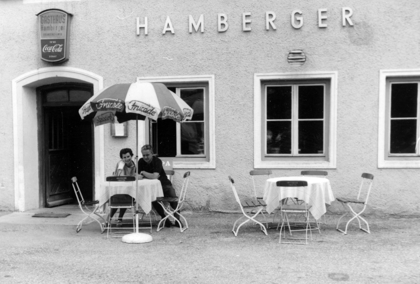 Germany, Eglharting, Anzinger Strasse 1., Gasthof Hamberger., 1957, Fejes Anikó, terrace, hospitality, sunshades, Fortepan #222755