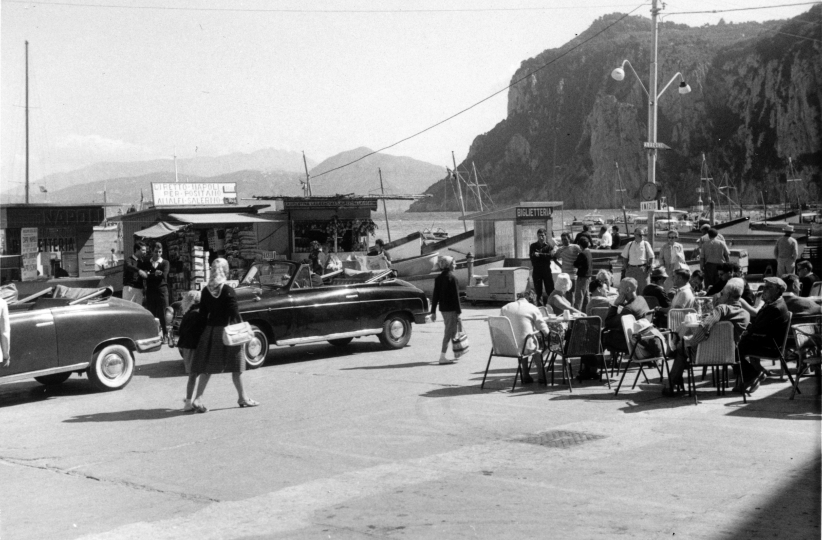 Italy, Capri, kikötő (Marina Grande)., 1957, Fejes Anikó, automobile, terrace, convertible, hospitality, Fortepan #222757