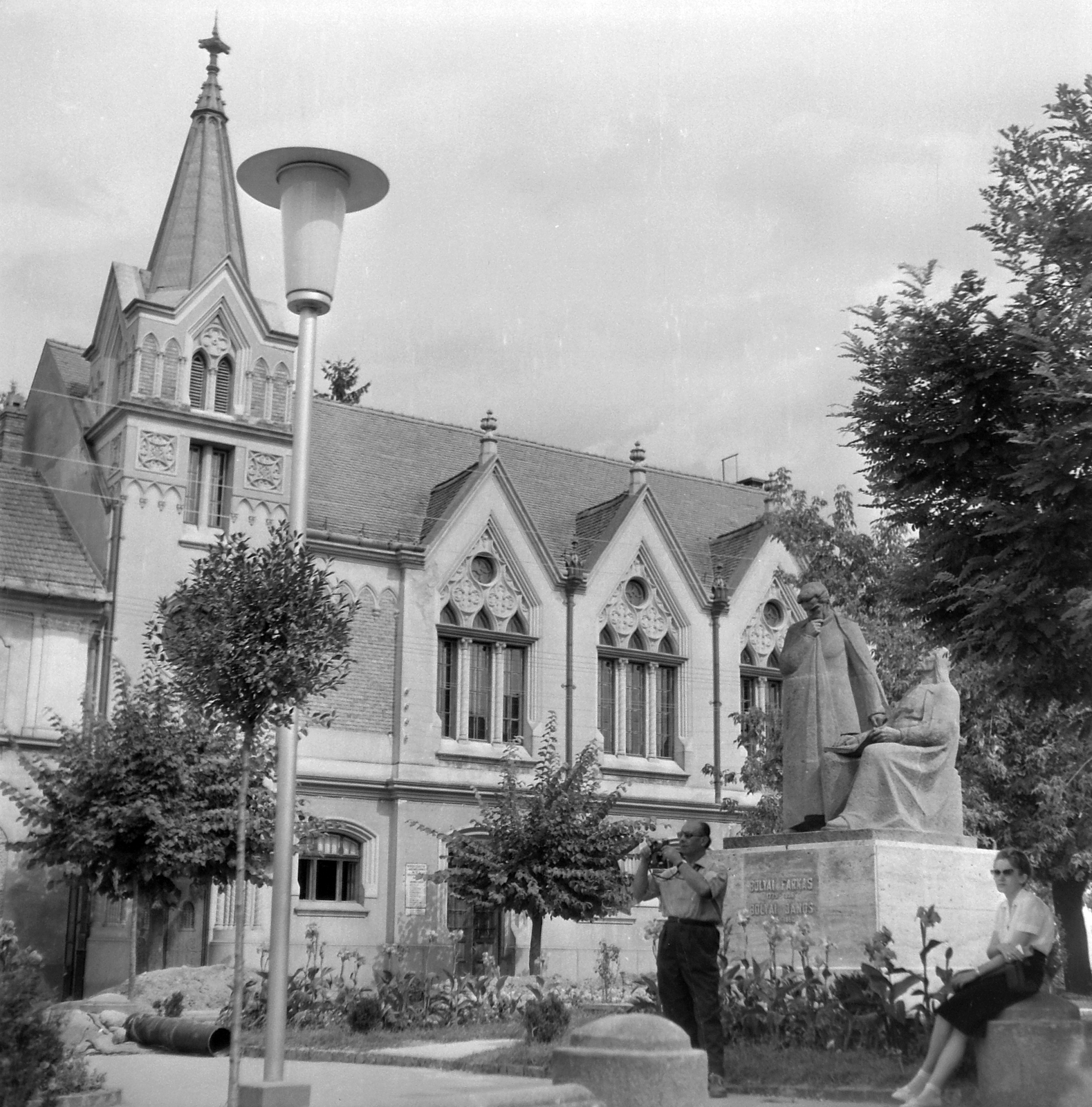 Romania,Transylvania, Târgu Mureș, Bolyai tér, a Bolyaiak szobra az unitárius templom mellett., 1961, Pálfi Balázs, public building, sculptural group, scientist, unitarian , Farkas Bolyai-portrayal, János Bolyai-portrayal, Fortepan #22276