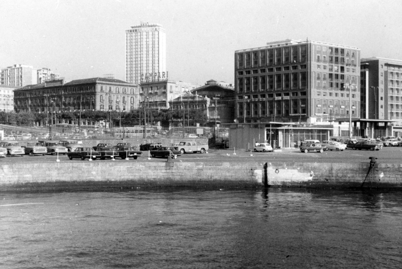 Italy, Naples, kikötő, a kép közepén a nápolyi színház (Teatro Mercadante) épülete, a háttérben a Hotel Palace (később Hotel NH Napoli Ambassador)., 1964, Fejes Anikó, Fortepan #222760