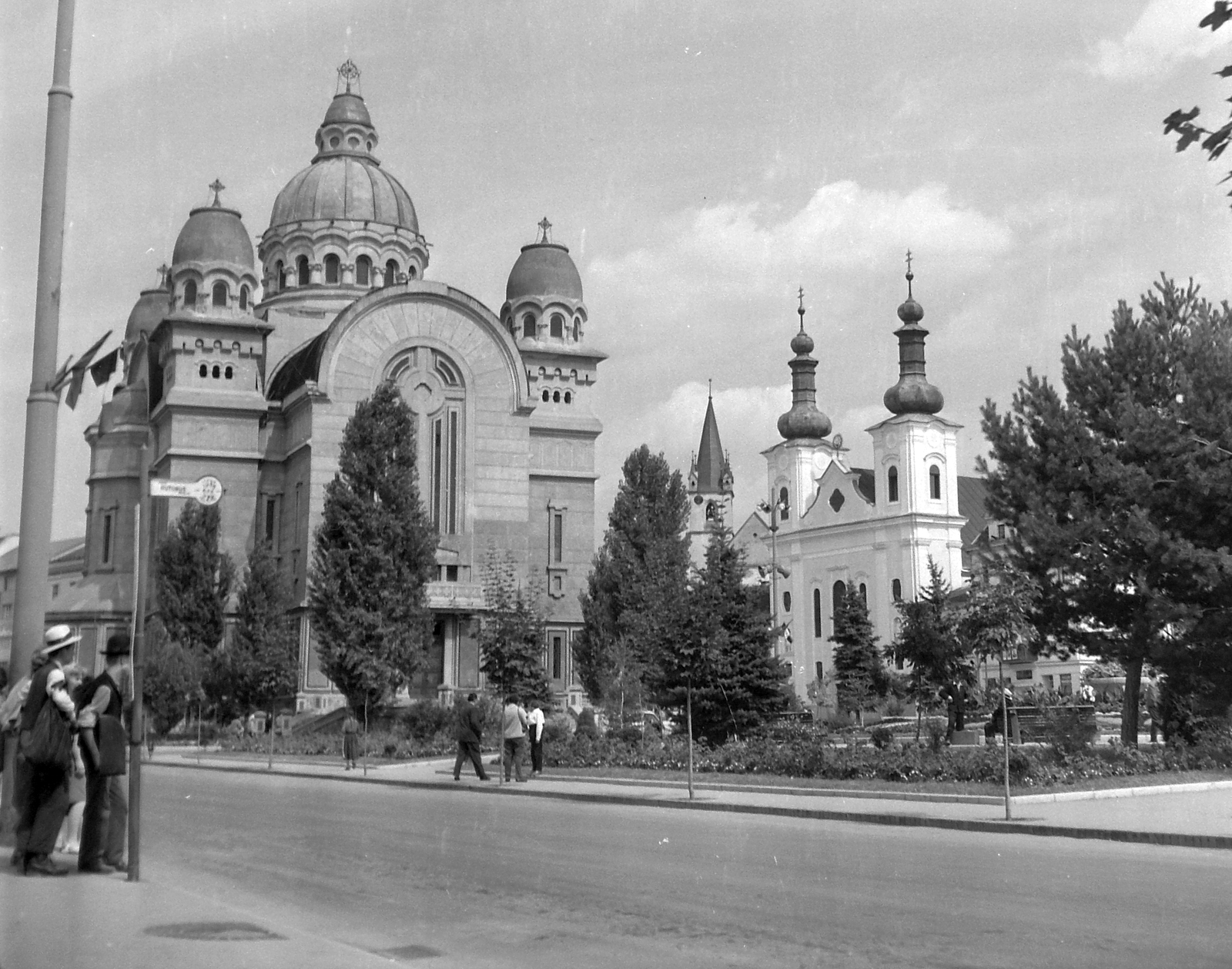 Romania,Transylvania, Târgu Mureș, Rózsák tere (Piata Trandafirilor), Ortodox Székesegyház, jobbra a Keresztelő Szent János-templom., 1961, Pálfi Balázs, church, Baroque-style, Catholic Church, Greek Orthodox Church, Eastern Orthodox Church, Cathedral, Jesuits, Romanian Orthodox Church, Victor Vlad-design, Bálint Scherzer-design, Fortepan #22277