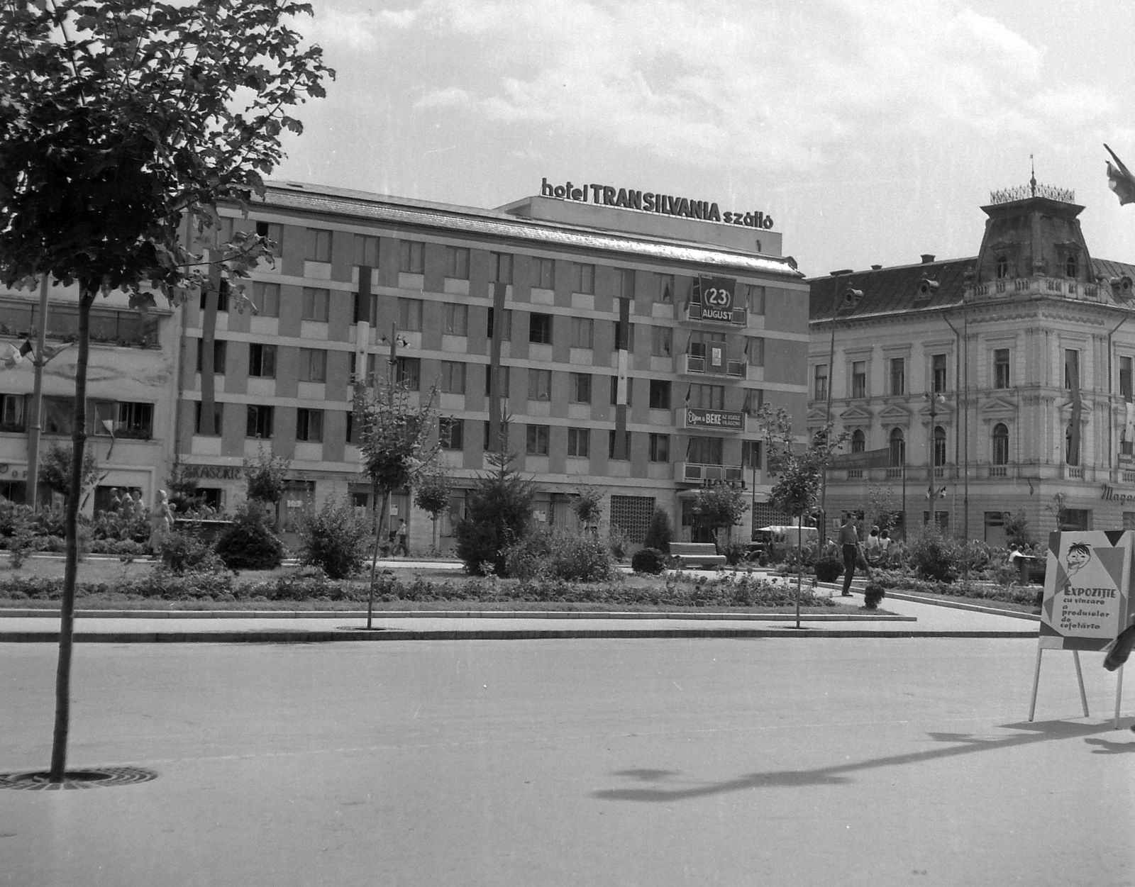 Romania,Transylvania, Târgu Mureș, Rózsák tere (Piata Trandafirilor), Hotel Transilvania., 1961, Pálfi Balázs, street view, hotel, Fortepan #22278