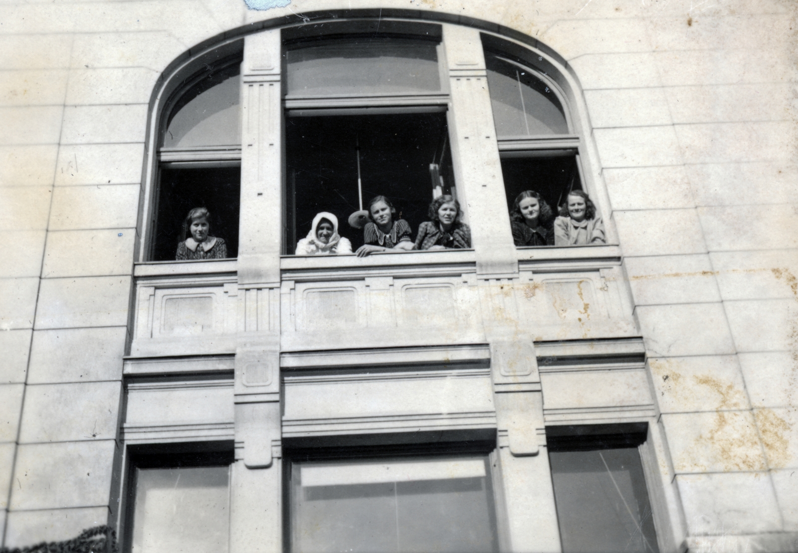 1941, Szöllősi Lászlóné, leaning out of the window, Fortepan #222791