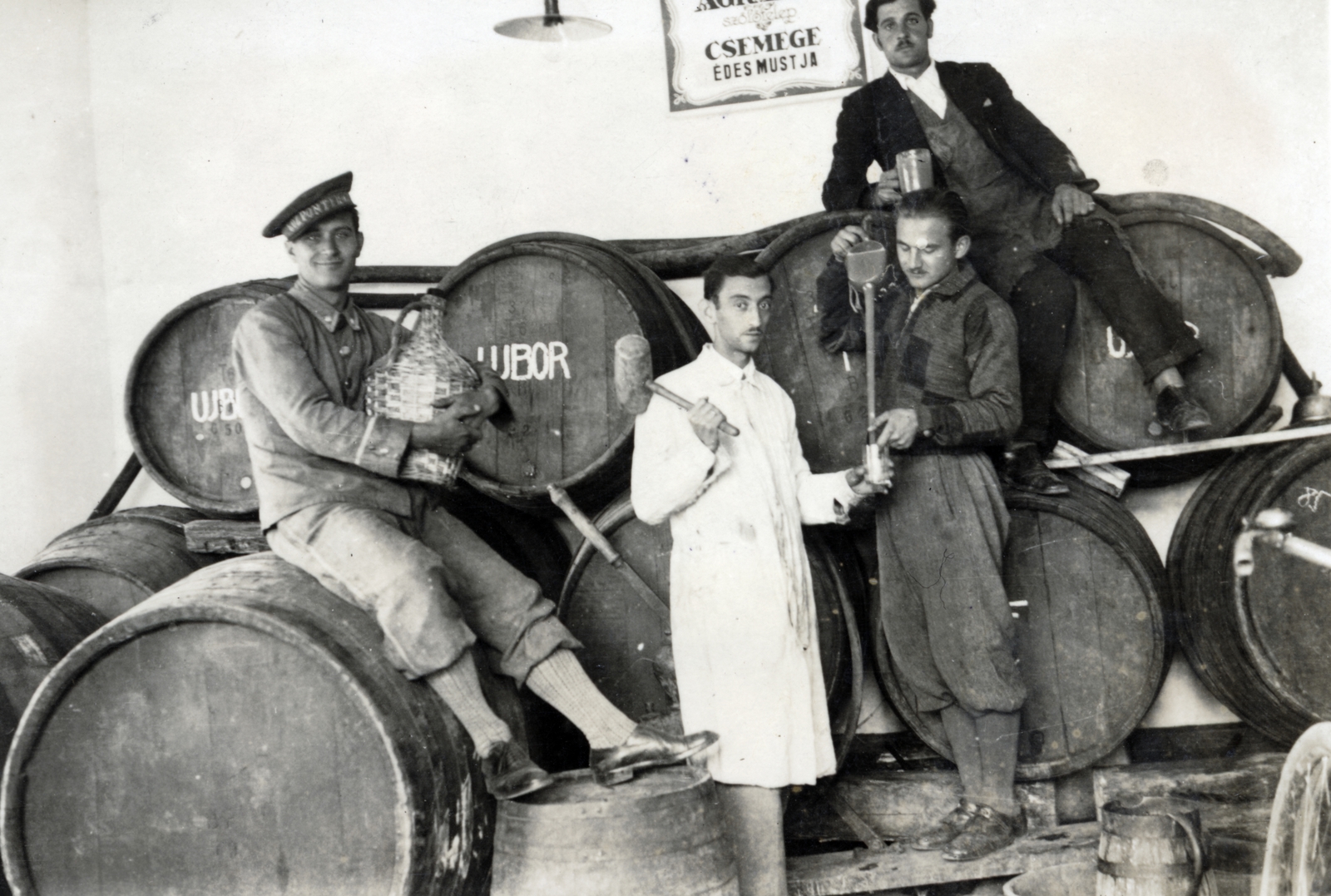 Hungary, a felvétel az Agrária Szőlőtelepítő Rt. borospincéjében készült., 1933, Szöllősi Lászlóné, demijohn, barrel, winery, wine thief, Fortepan #222794