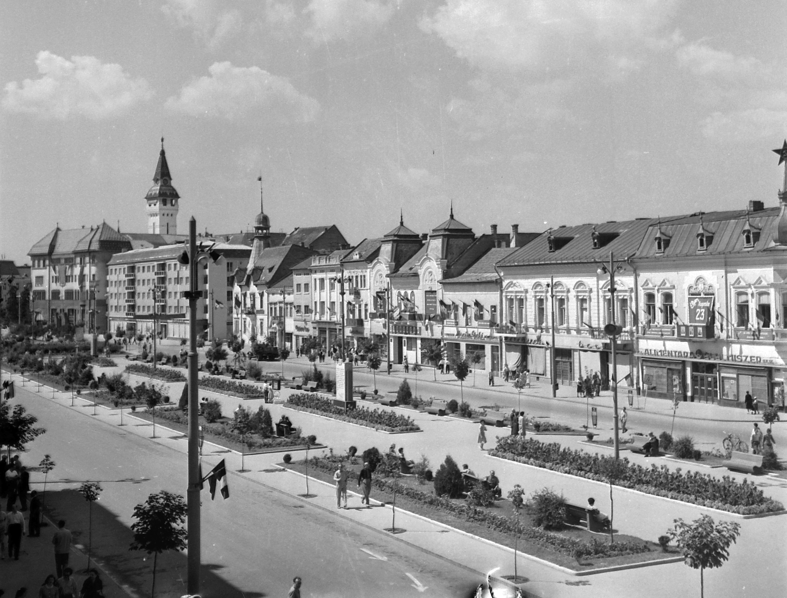 Romania,Transylvania, Târgu Mureș, Rózsák tere (Piata Trandafirilor), a háttérben balra a Kultúrpalota épülete., 1961, Pálfi Balázs, street view, Secession, Marcell Komor-design, Art Nouveau architecture, Dezső Jakab-design, Fortepan #22280