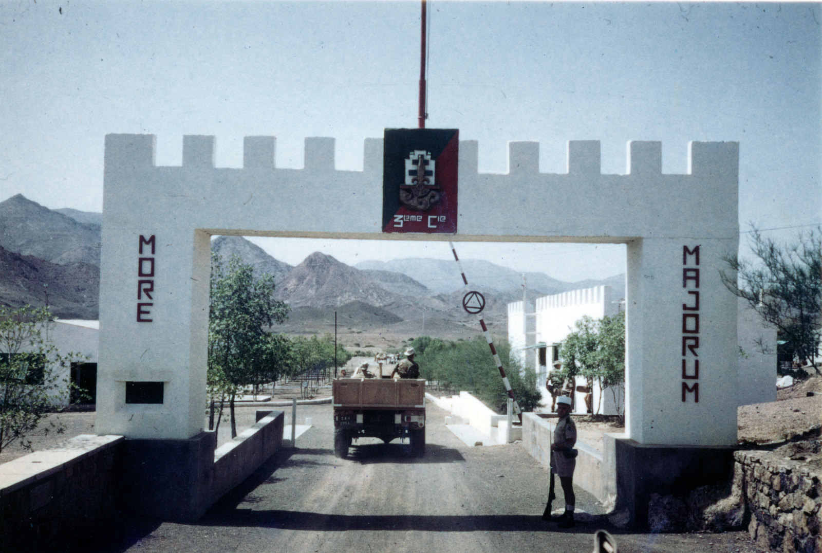 a Francia Idegenlégió 13. könnyűdandár 3. századának bázisa., 1969, Szöllősi Lászlóné, French solider, guard, off-roader, latin sign, crest, barrier, Fortepan #222816